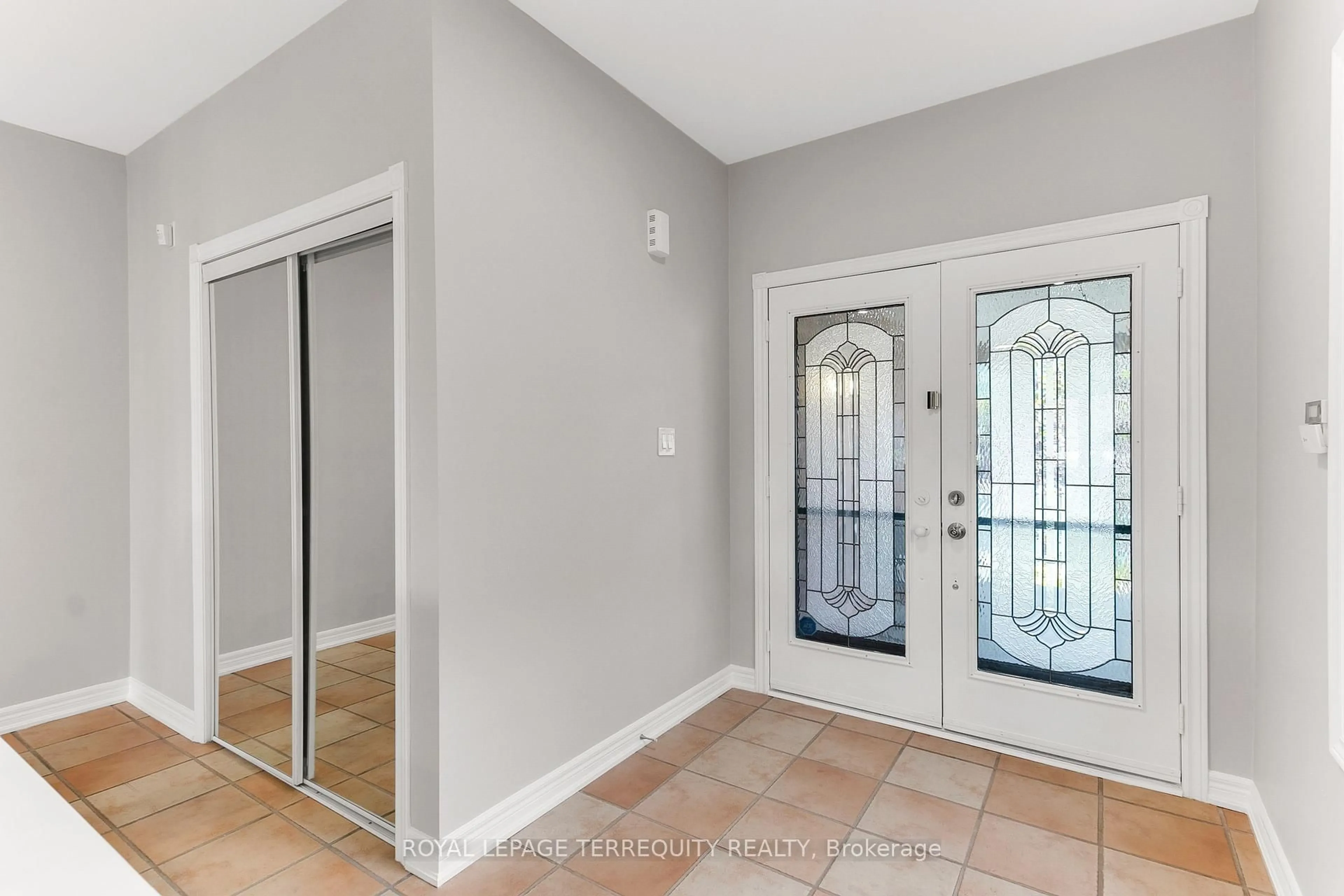 Indoor entryway for 93 Silverado Tr, Vaughan Ontario L4H 1W4