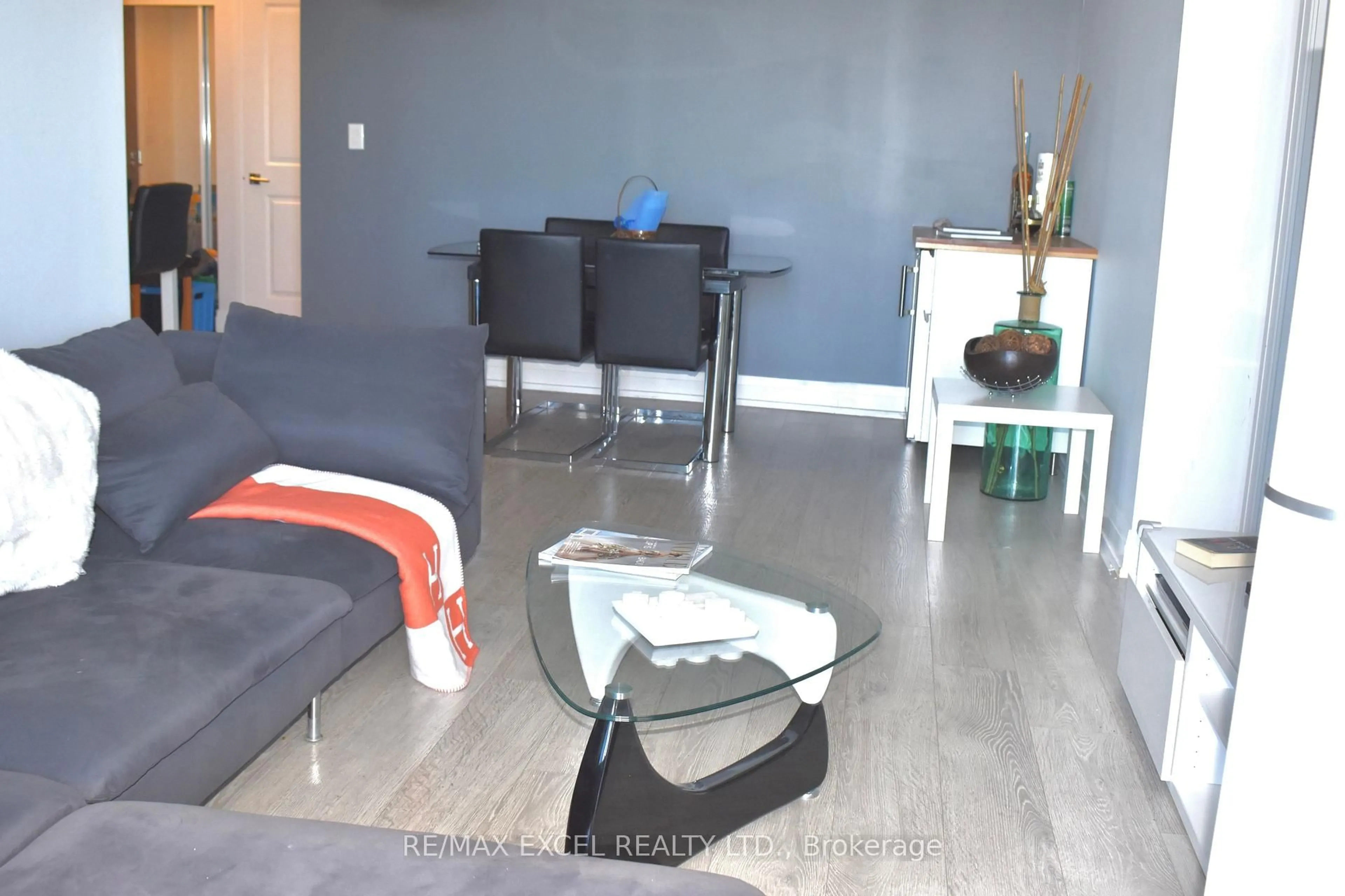 Living room with furniture, wood/laminate floor for 7165 Yonge St #2006, Markham Ontario L3T 0C9