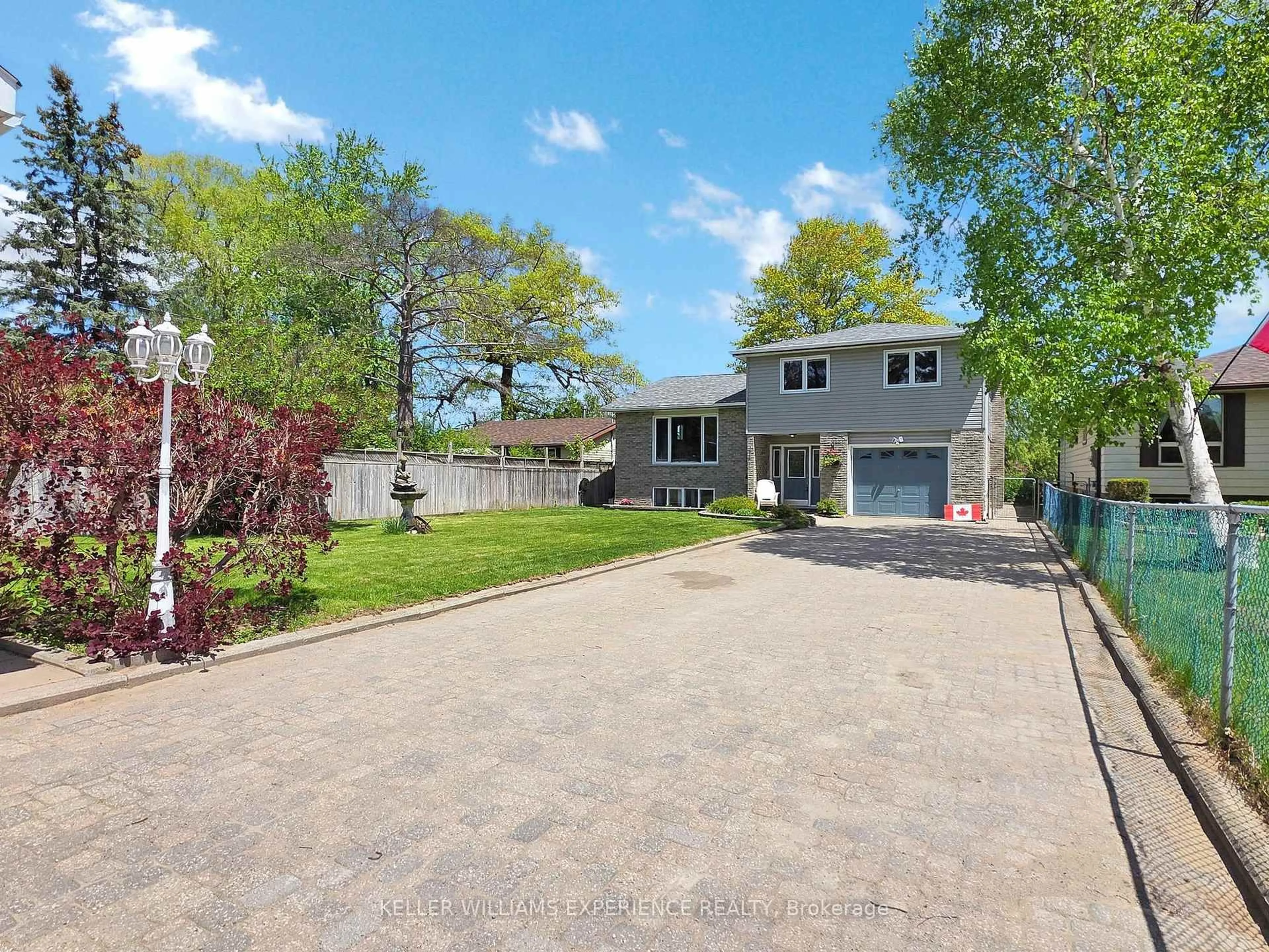 A pic from outside/outdoor area/front of a property/back of a property/a pic from drone, street for 27 Willow St, East Gwillimbury Ontario L9N 1J4