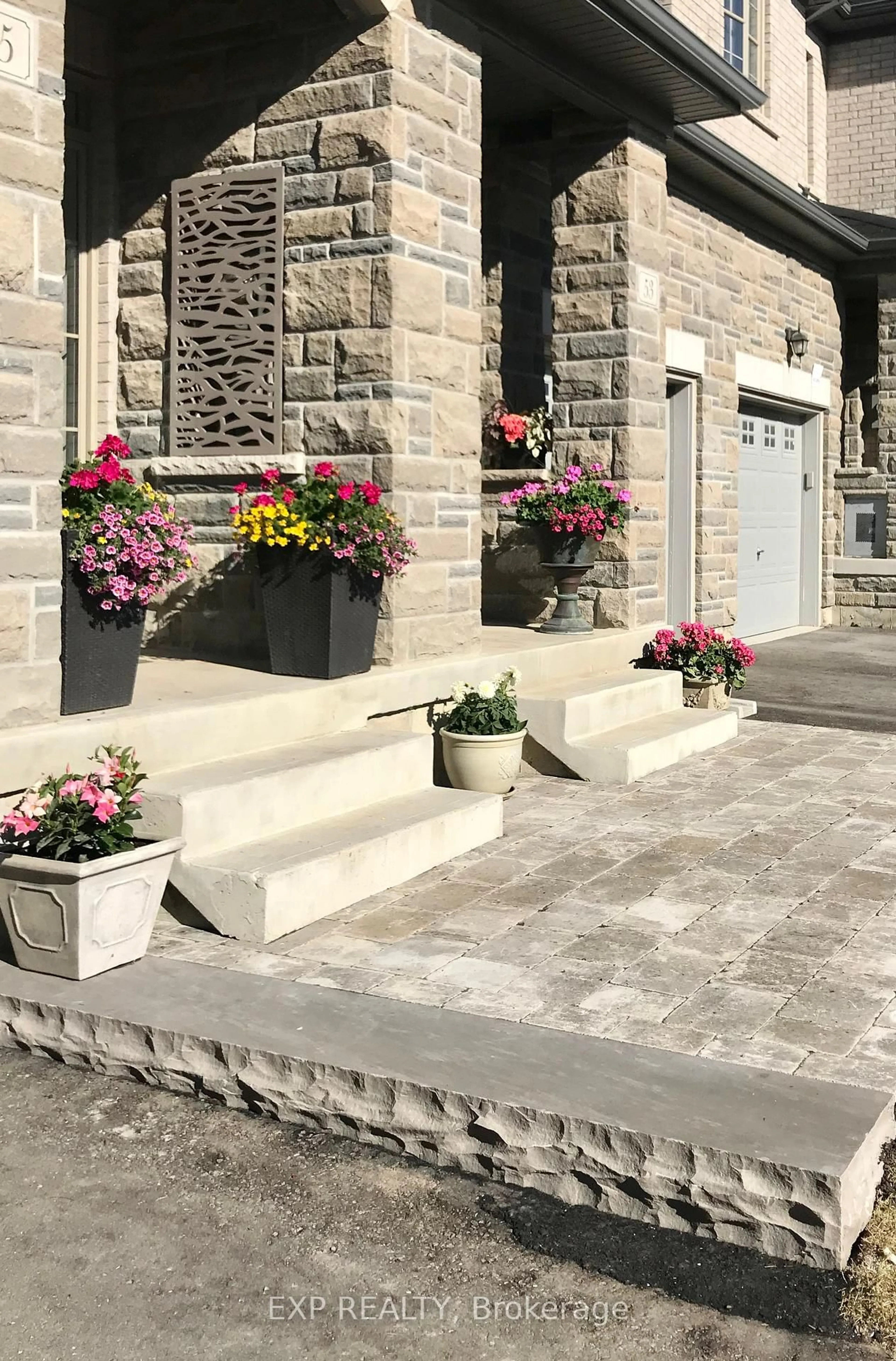 Patio, street for 55 Walter Proctor Rd, East Gwillimbury Ontario L9N 0P1