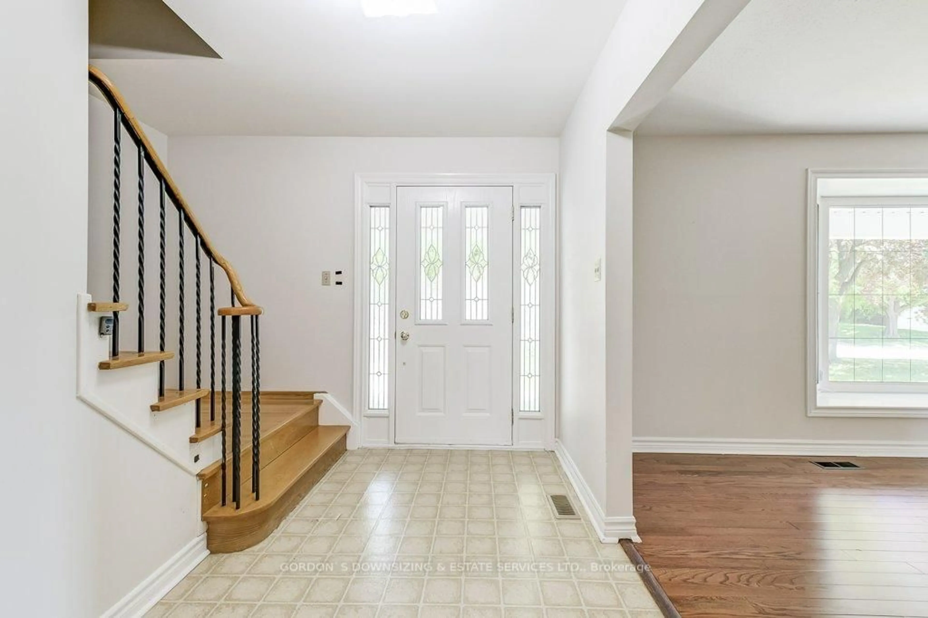 Indoor entryway for 71 Walkerton Dr, Markham Ontario L3P 1H9