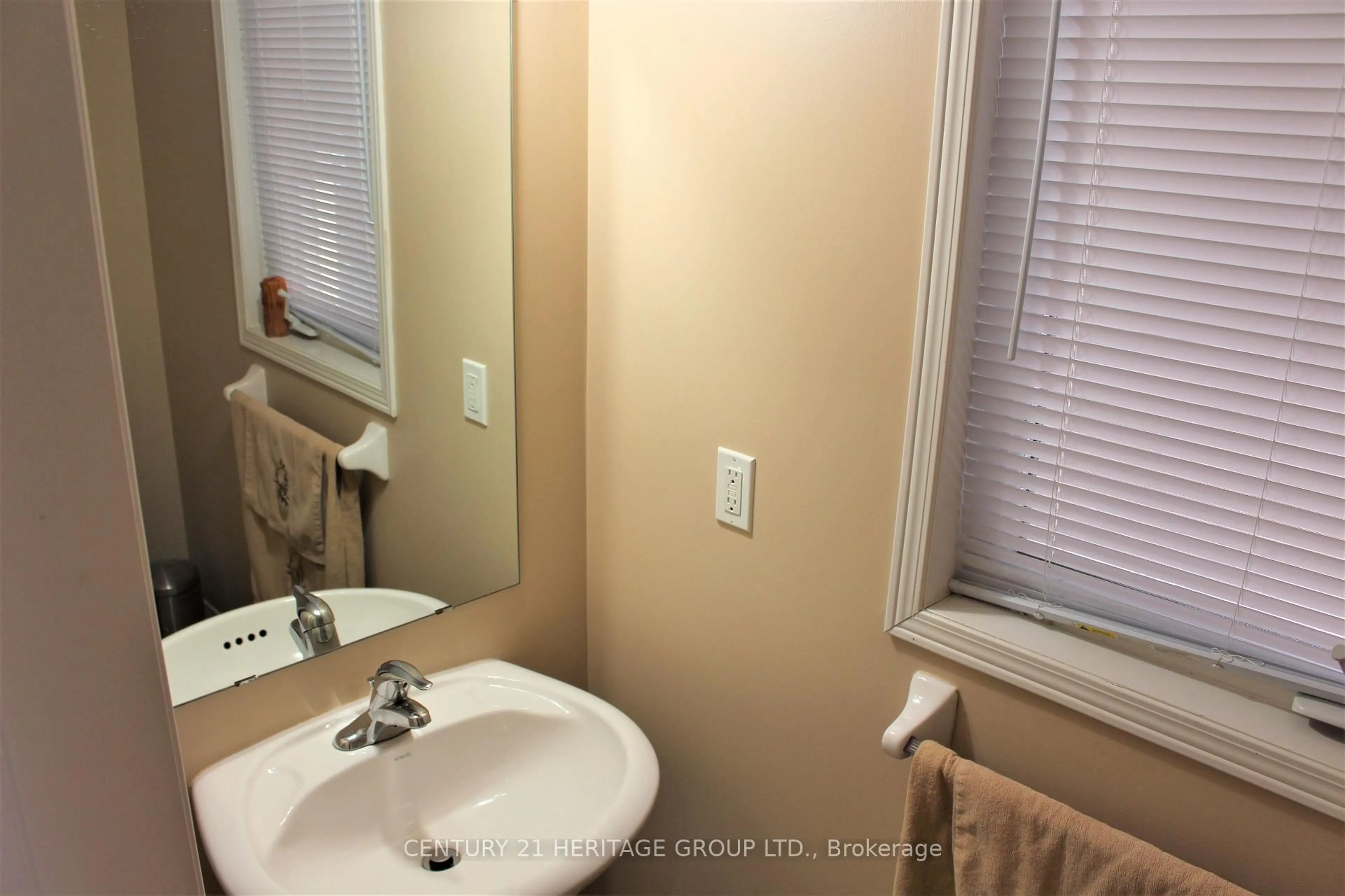 Standard bathroom, unknown for 185 River Ridge Blvd, Aurora Ontario L4G 7T7
