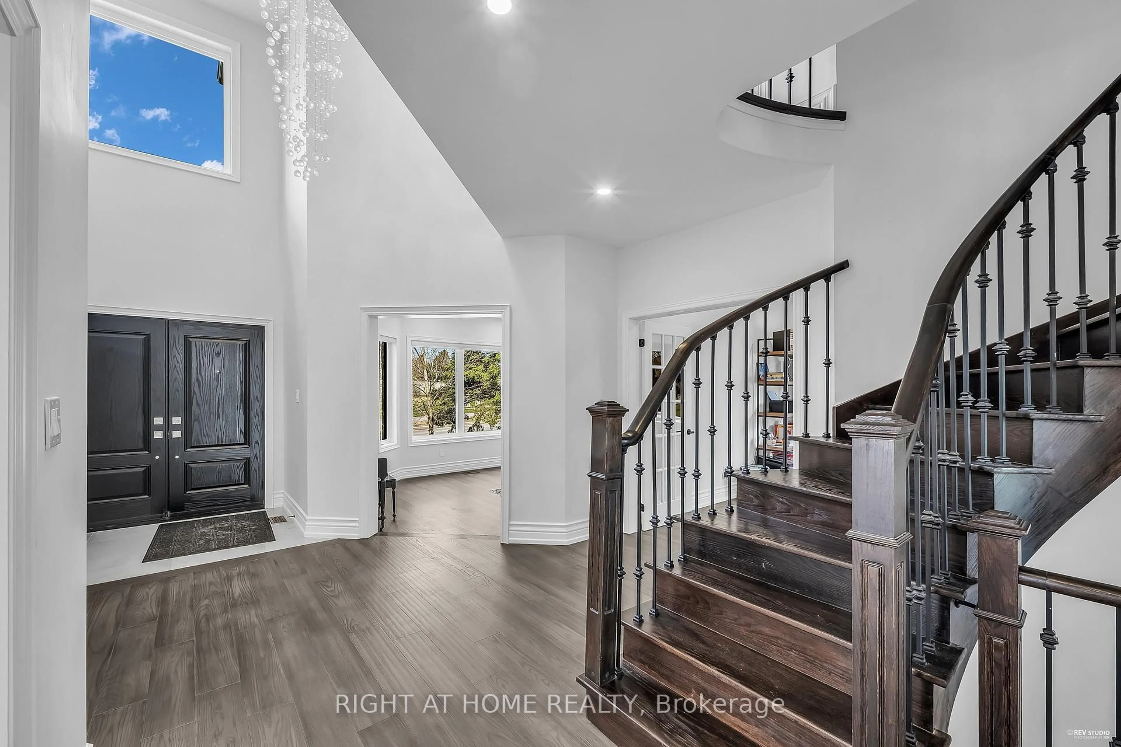 Indoor entryway for 1092 Stonehaven Ave, Newmarket Ontario L3X 1M7