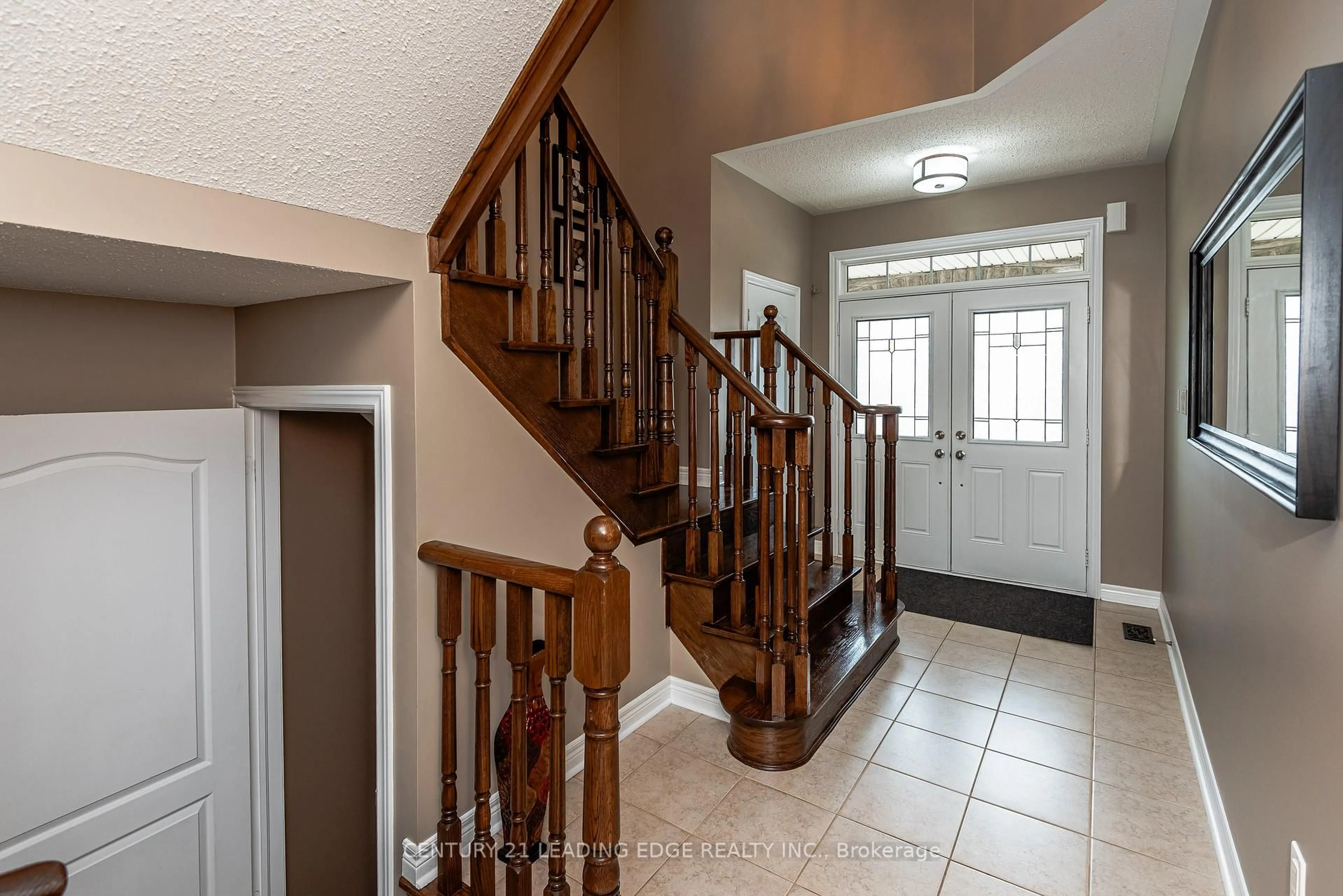 Indoor entryway for 7 McCann Cres, Bradford West Gwillimbury Ontario L3Z 0G5