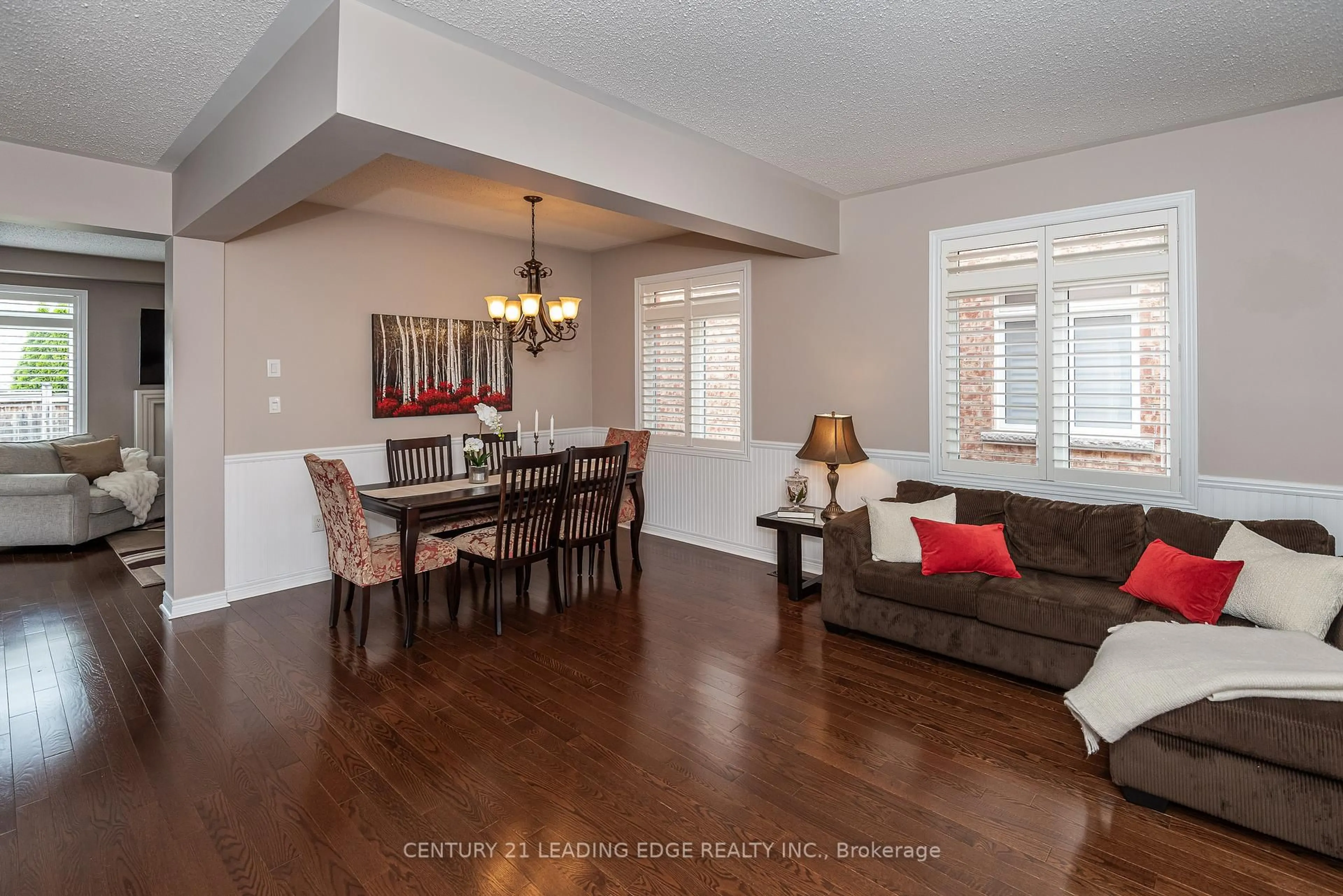 Living room with furniture, wood/laminate floor for 7 McCann Cres, Bradford West Gwillimbury Ontario L3Z 0G5