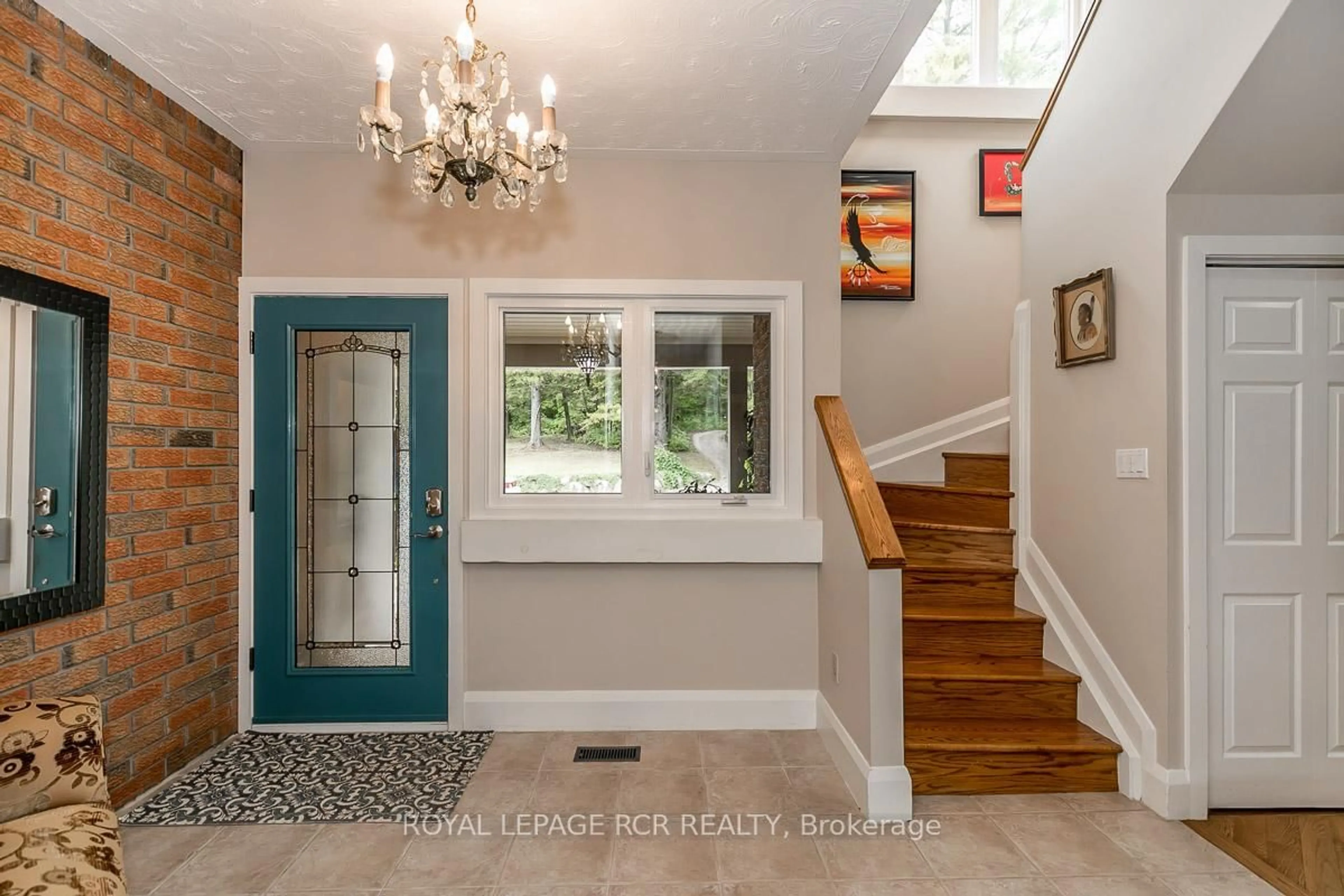 Indoor entryway for 16365 Bathurst St, Newmarket Ontario L3X 1Z8