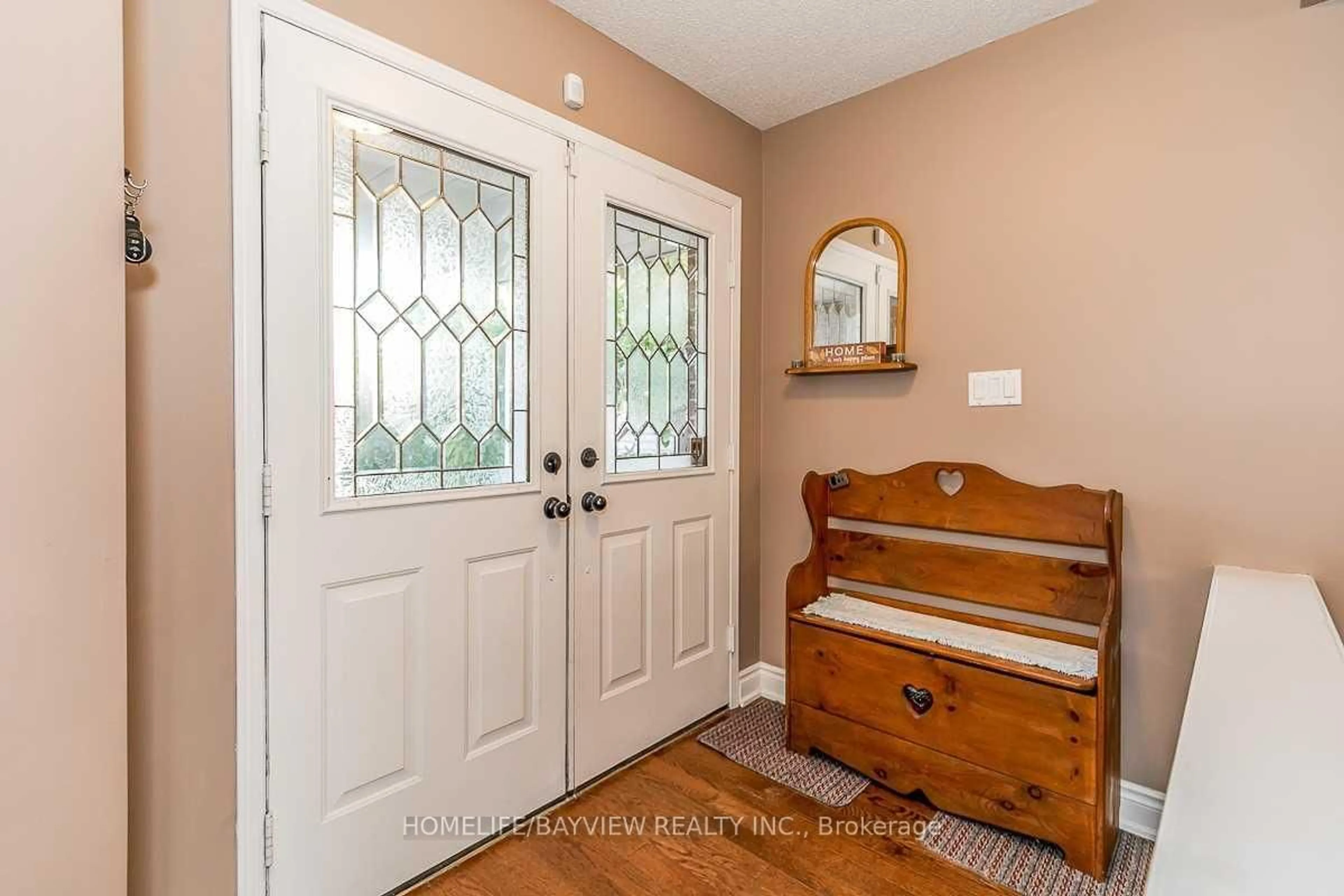 Indoor entryway for 644 Mcbean Ave, Newmarket Ontario L3X 2J5