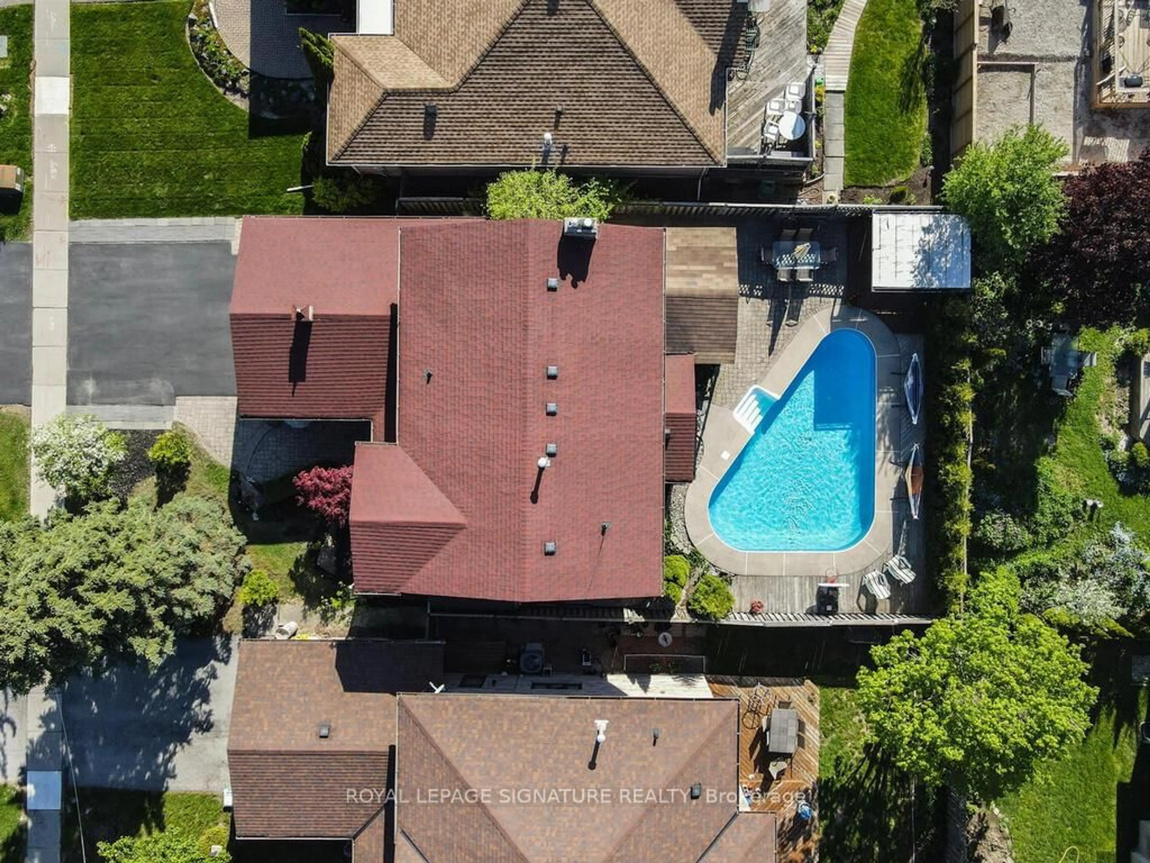 A pic from outside/outdoor area/front of a property/back of a property/a pic from drone, street for 495 Bristol Rd, Newmarket Ontario L3Y 6T4