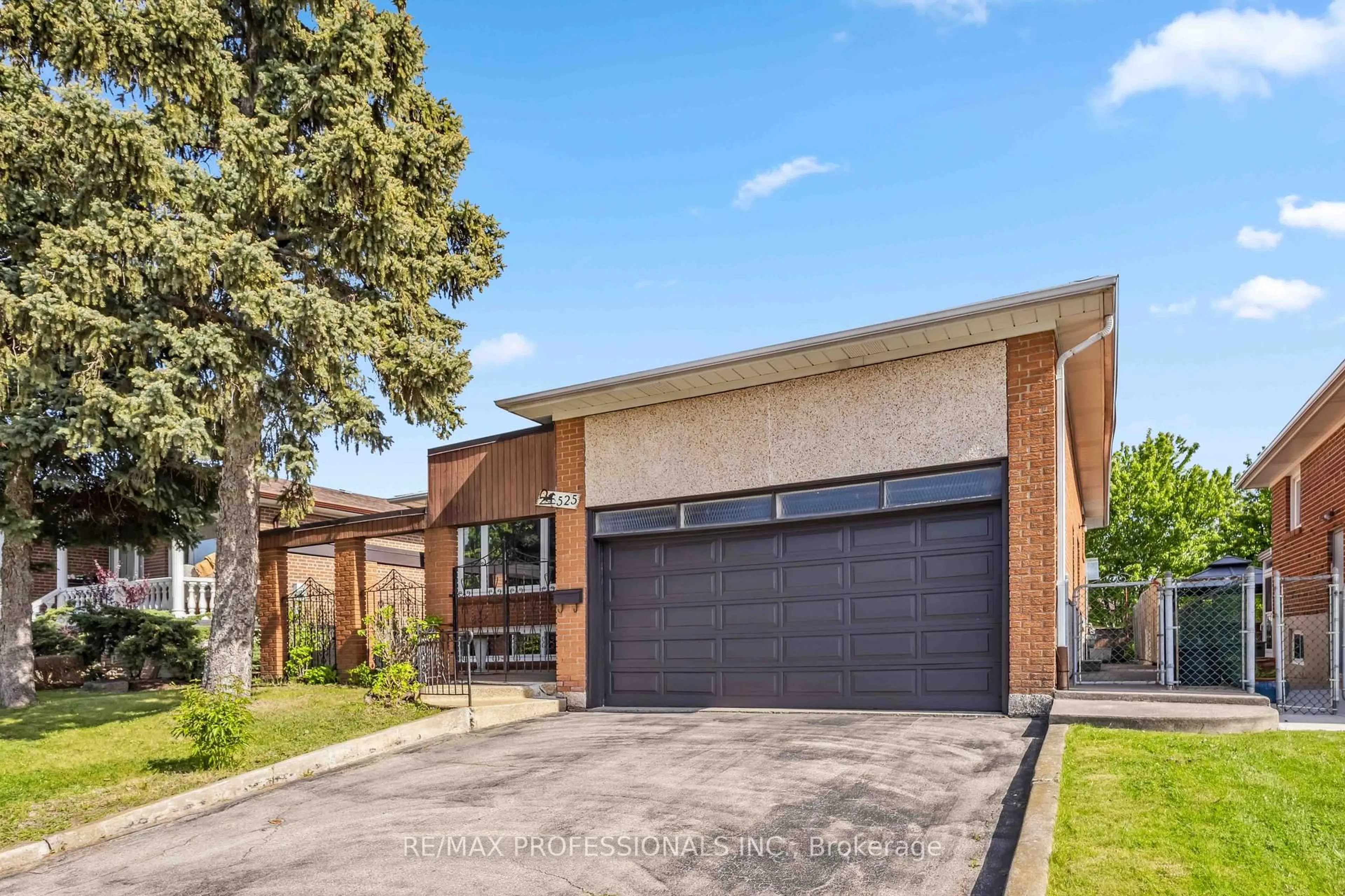 Home with brick exterior material, street for 525 Woodbridge Ave, Vaughan Ontario L4L 2T6