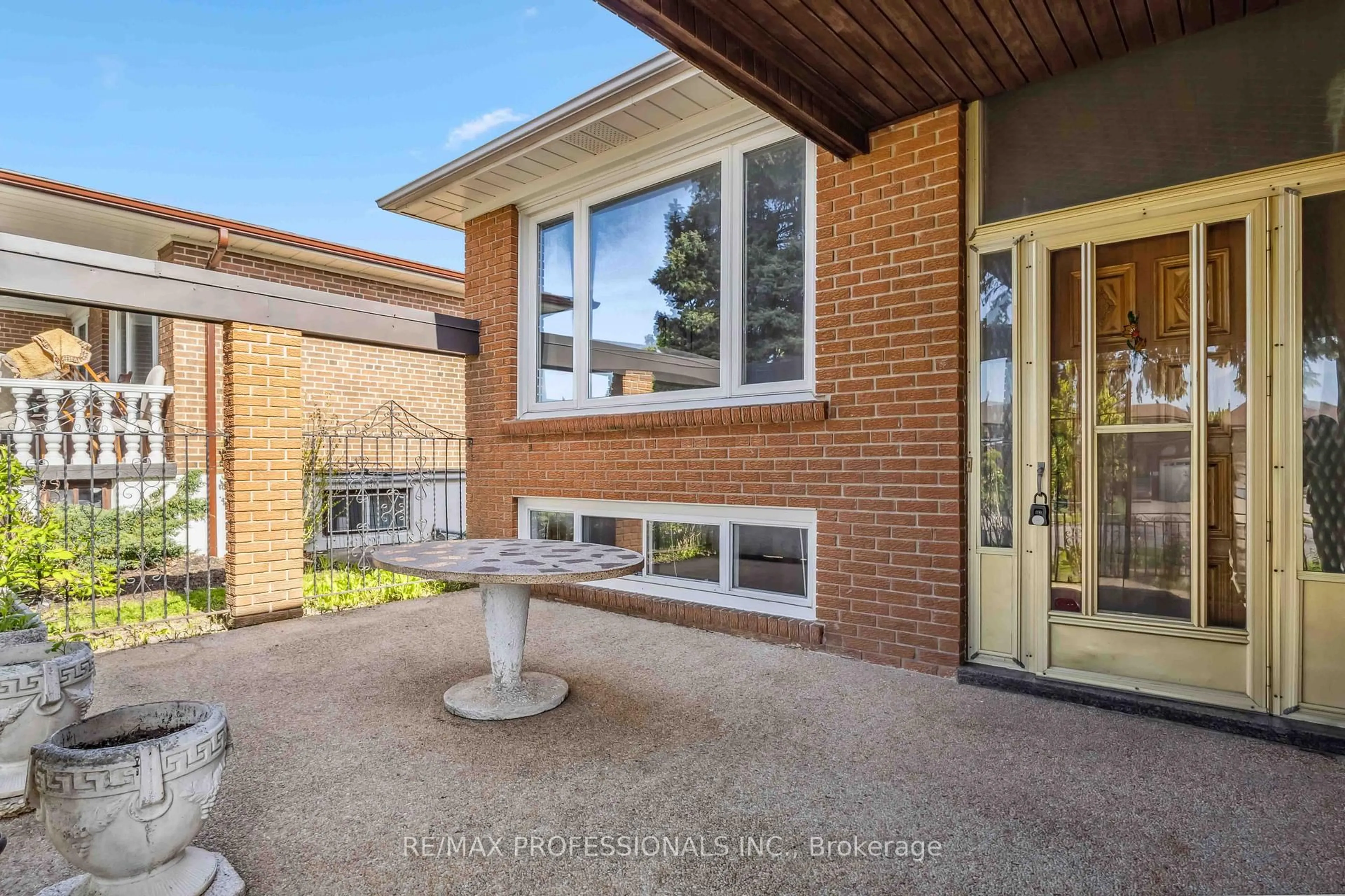 Home with brick exterior material, street for 525 Woodbridge Ave, Vaughan Ontario L4L 2T6
