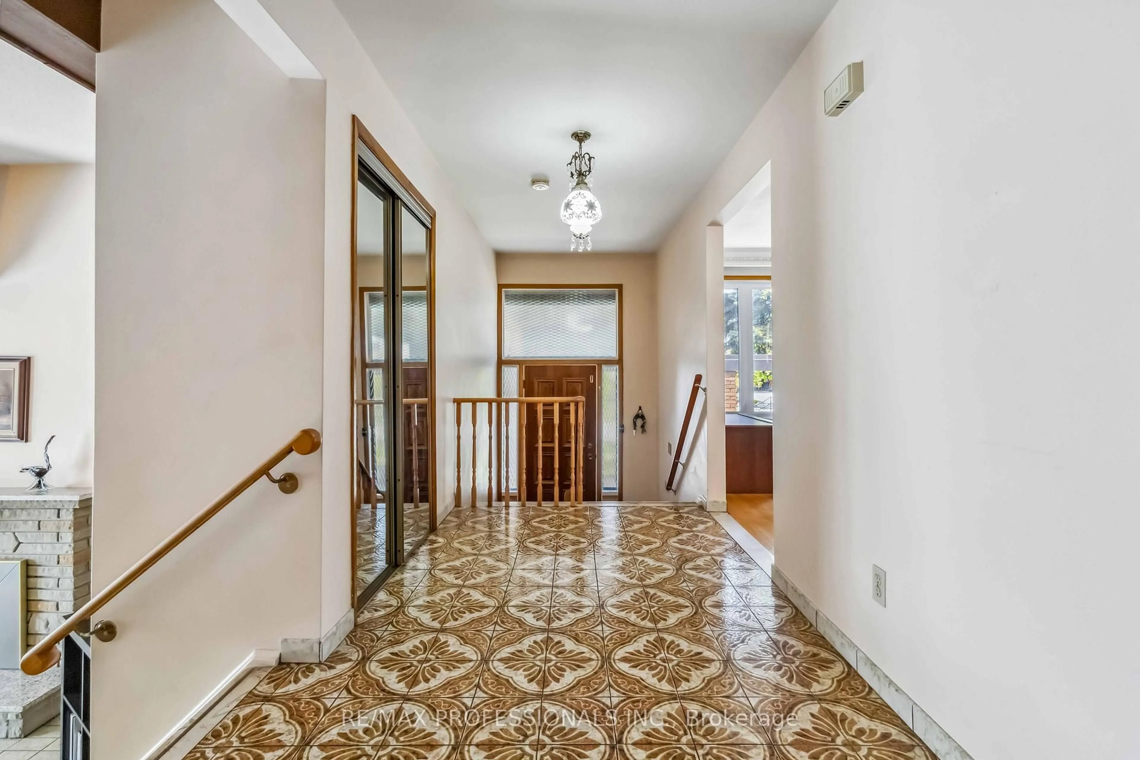 Indoor foyer for 525 Woodbridge Ave, Vaughan Ontario L4L 2T6