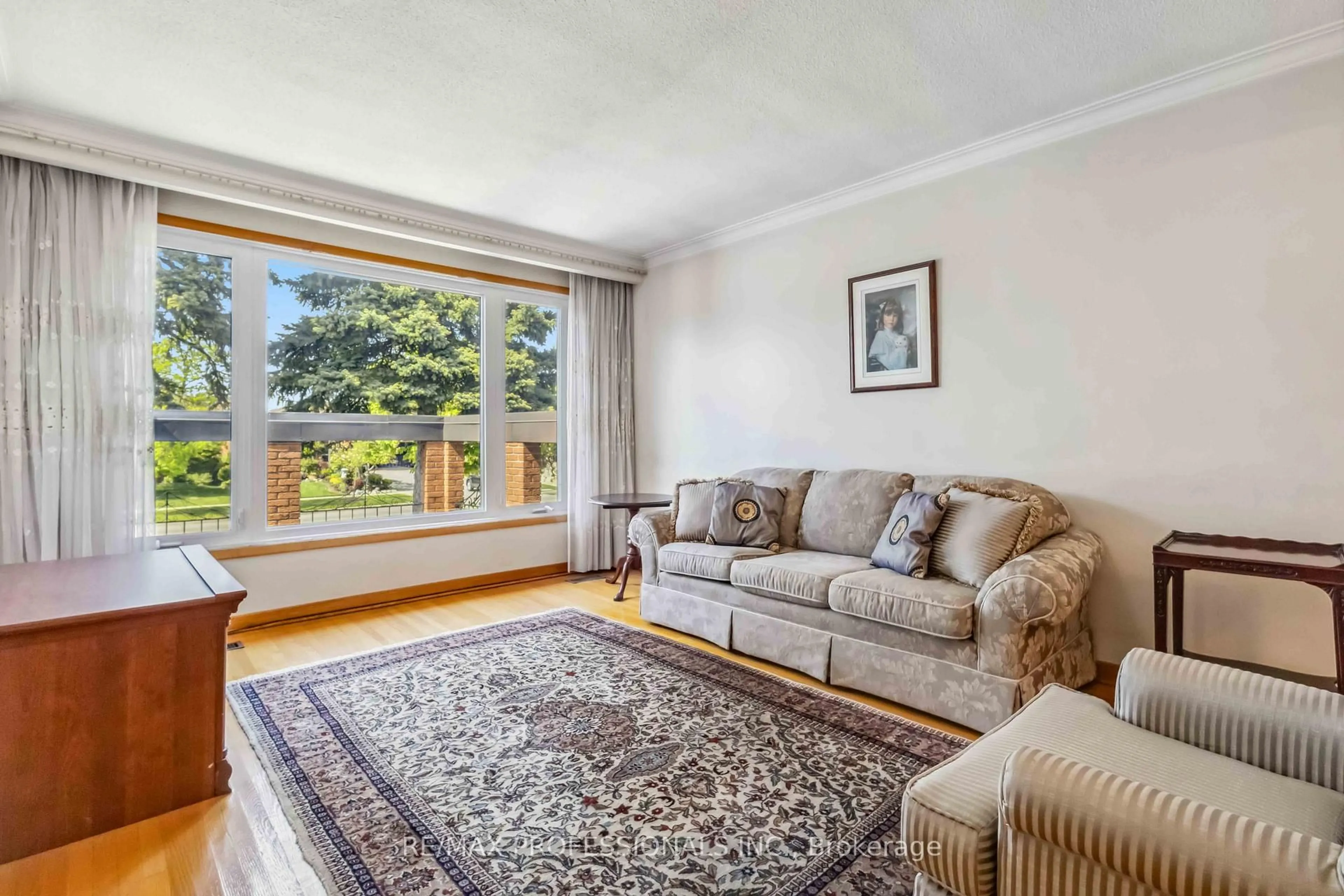 Living room with furniture, unknown for 525 Woodbridge Ave, Vaughan Ontario L4L 2T6