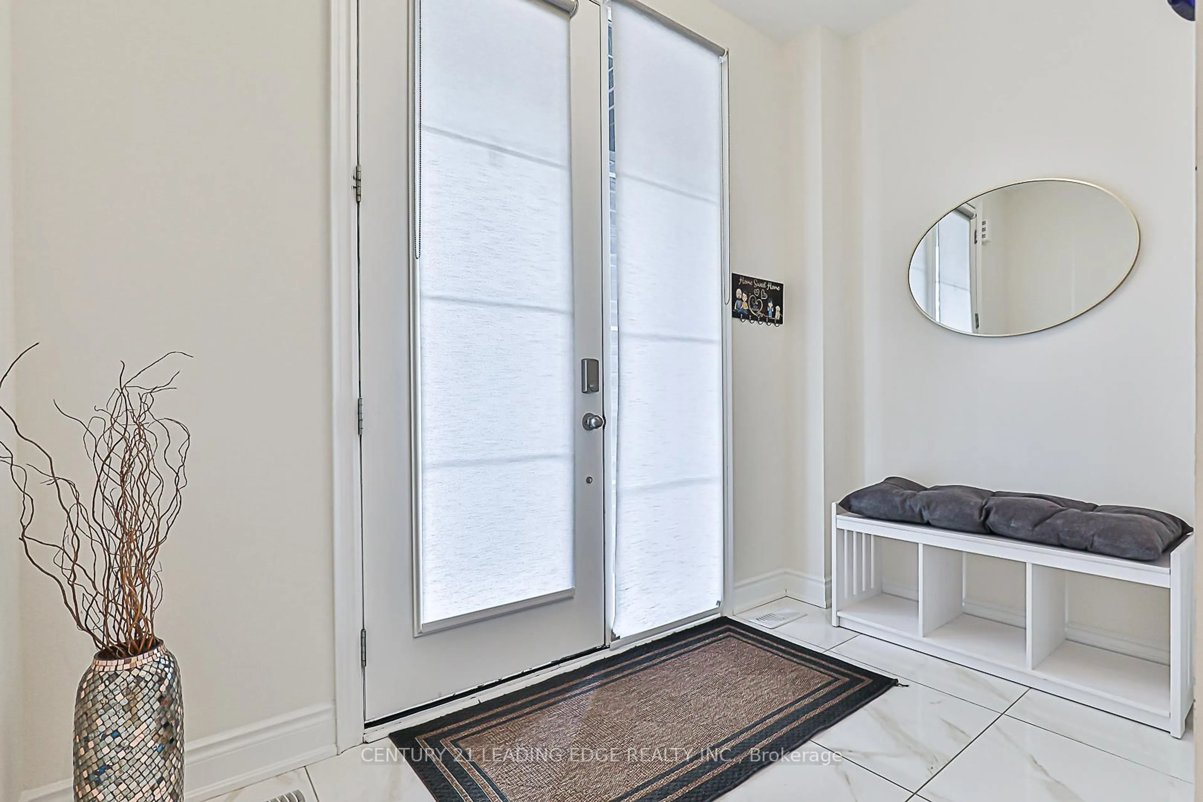 Indoor entryway for 541 New England Crt, Newmarket Ontario L3X 0M5