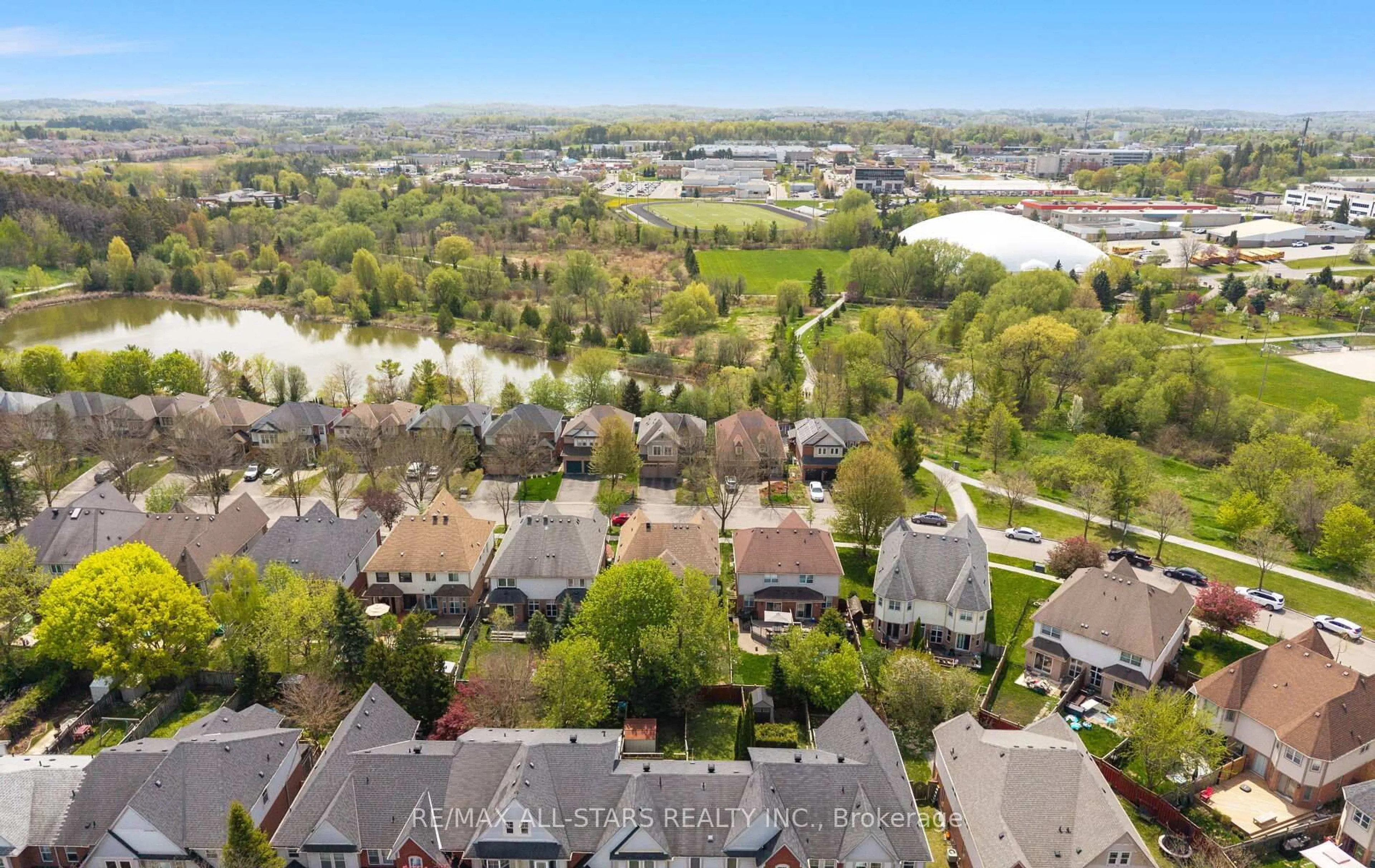 A pic from outside/outdoor area/front of a property/back of a property/a pic from drone, unknown for 58 Woodroof Cres, Aurora Ontario L4G 7H4