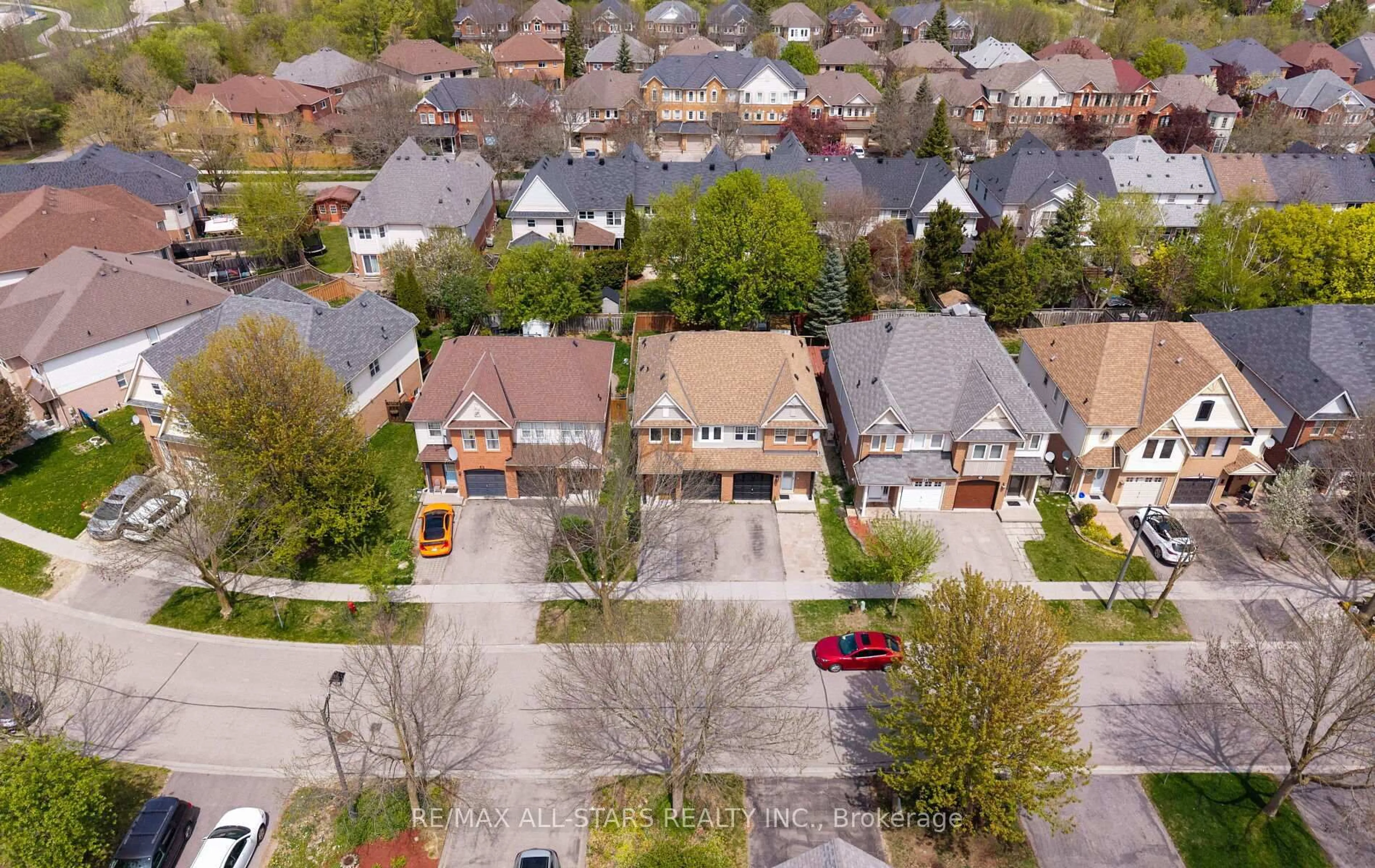 A pic from outside/outdoor area/front of a property/back of a property/a pic from drone, street for 58 Woodroof Cres, Aurora Ontario L4G 7H4