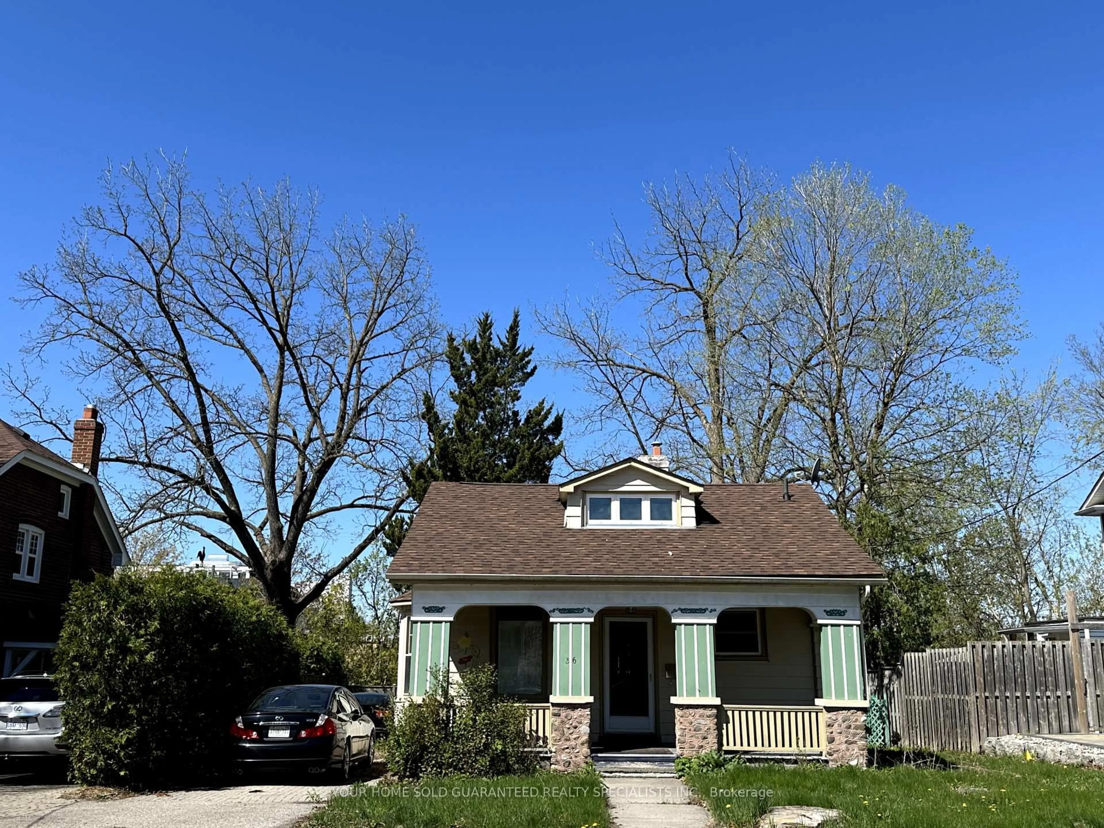 A pic from outside/outdoor area/front of a property/back of a property/a pic from drone, street for 36 Victoria St, Aurora Ontario L4G 1P9