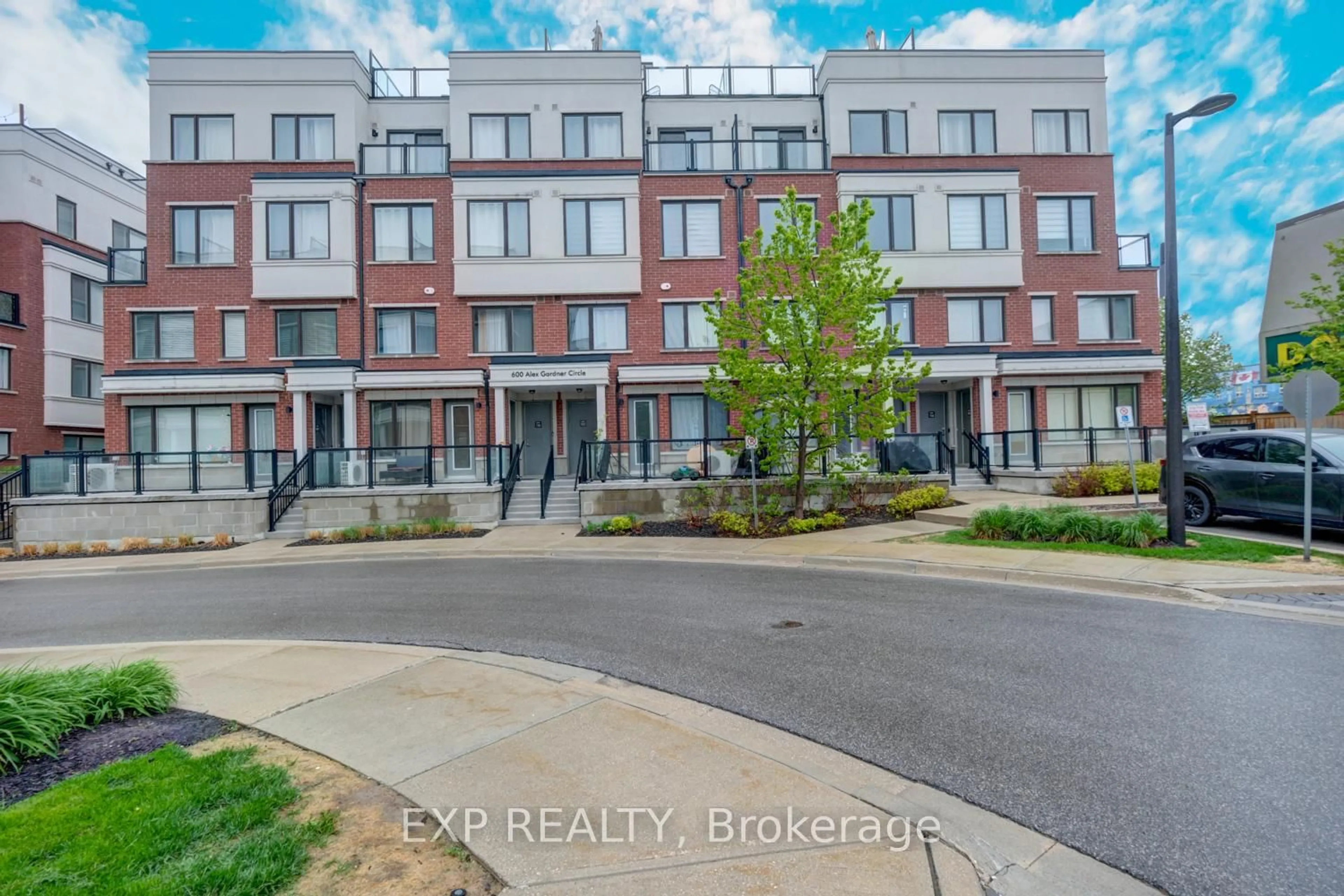 A pic from outside/outdoor area/front of a property/back of a property/a pic from drone, street for 600 Alex Gardner Circ #112, Aurora Ontario L4G 3G5