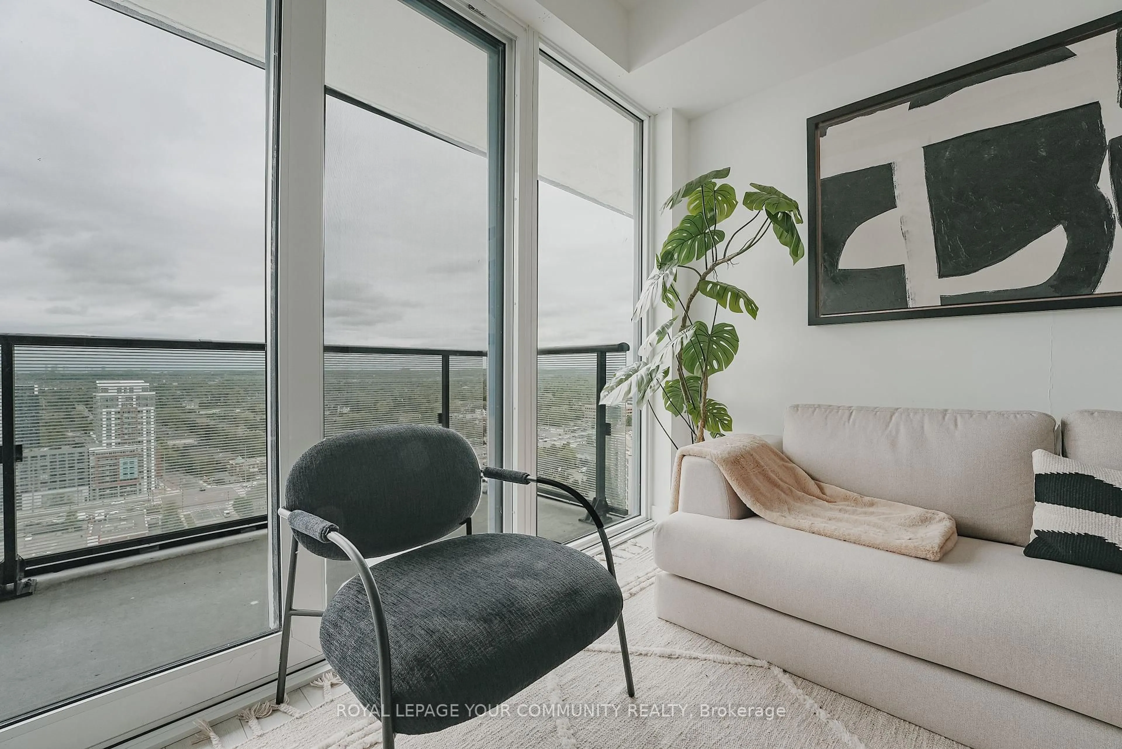 Living room with furniture, unknown for 95 Oneida Cres #2212, Richmond Hill Ontario L4B 3K9