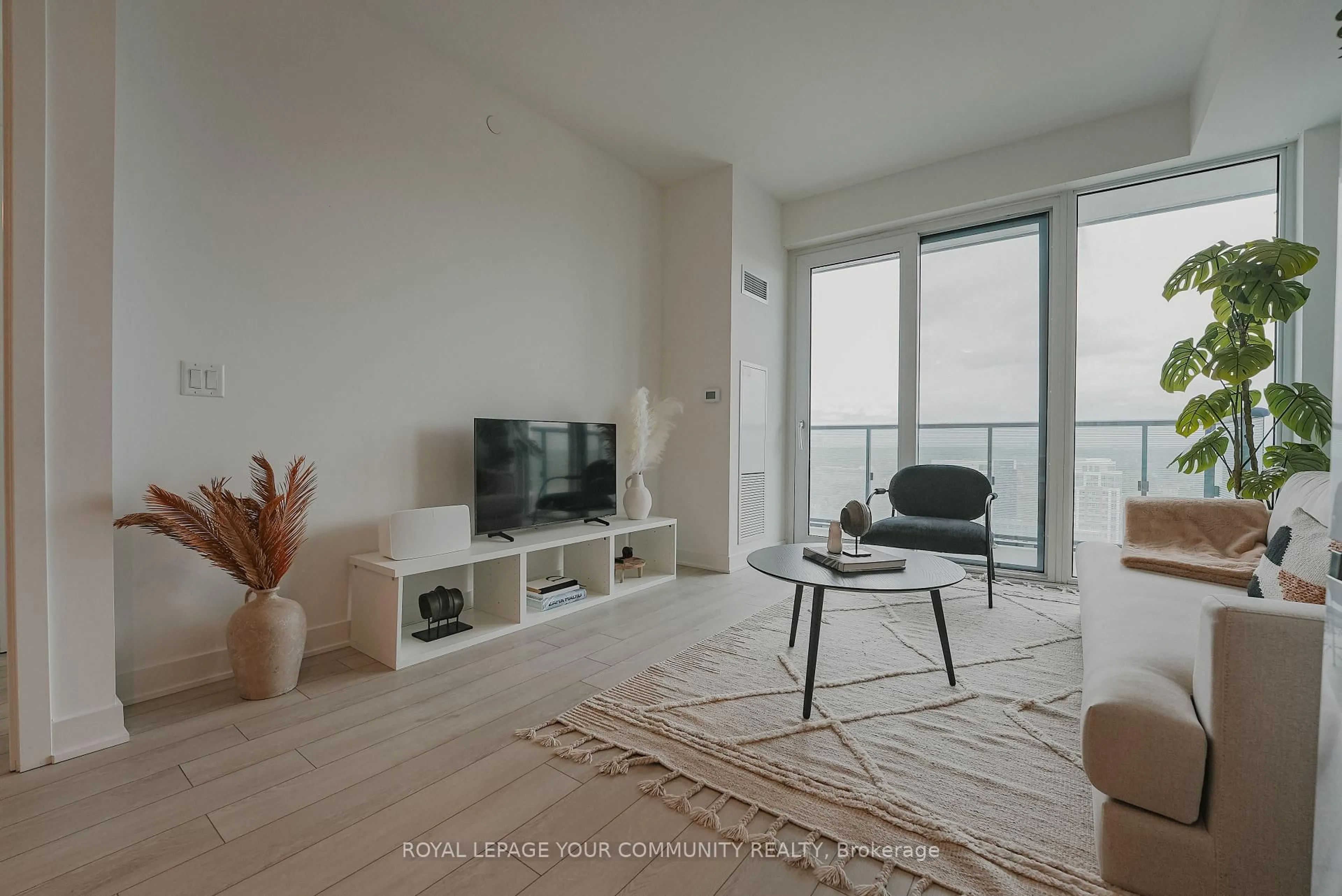 Living room with furniture, unknown for 95 Oneida Cres #2212, Richmond Hill Ontario L4B 3K9