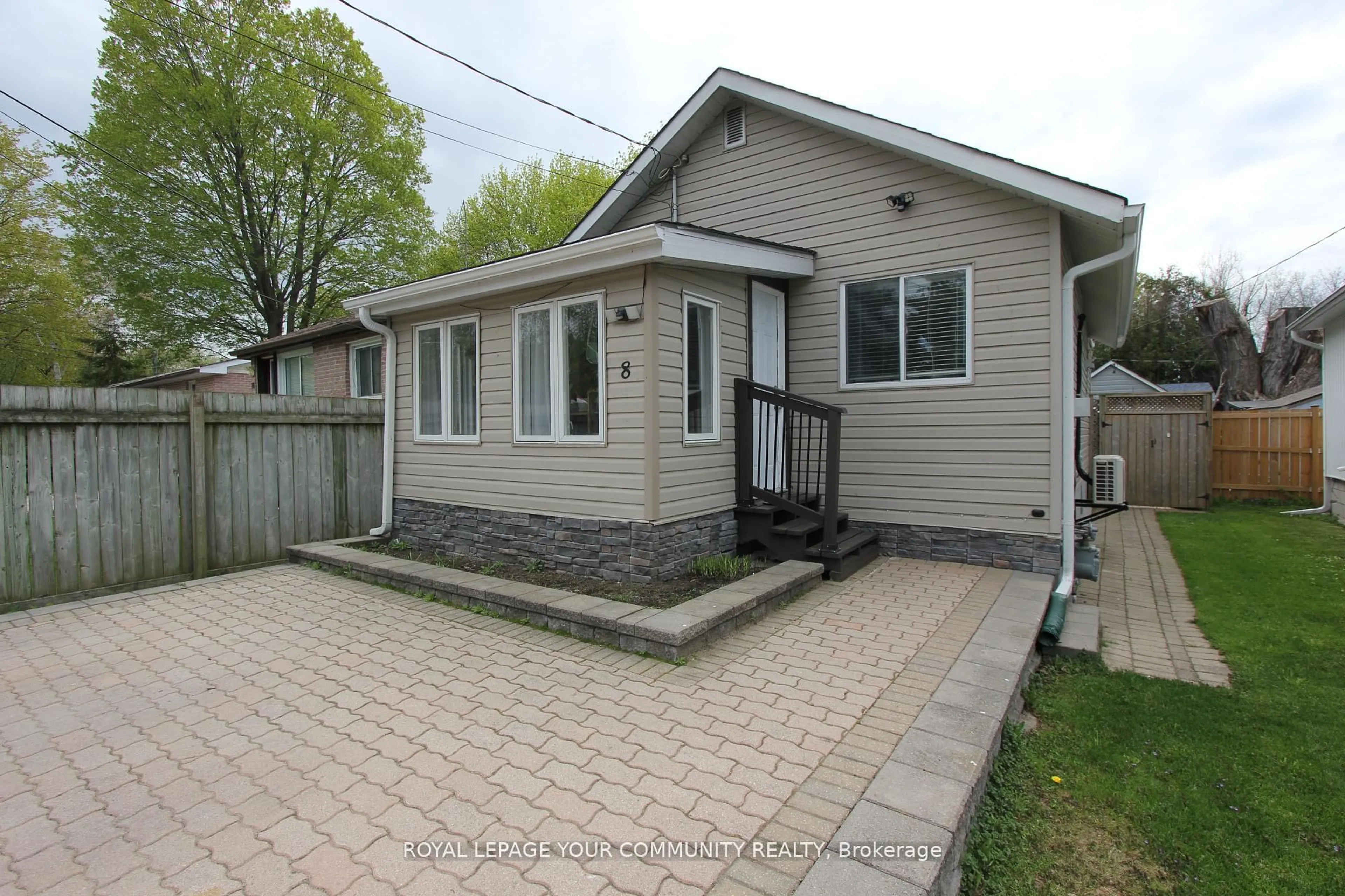 Unknown for 8 Hardwood Dr, Georgina Ontario L0E 1L0