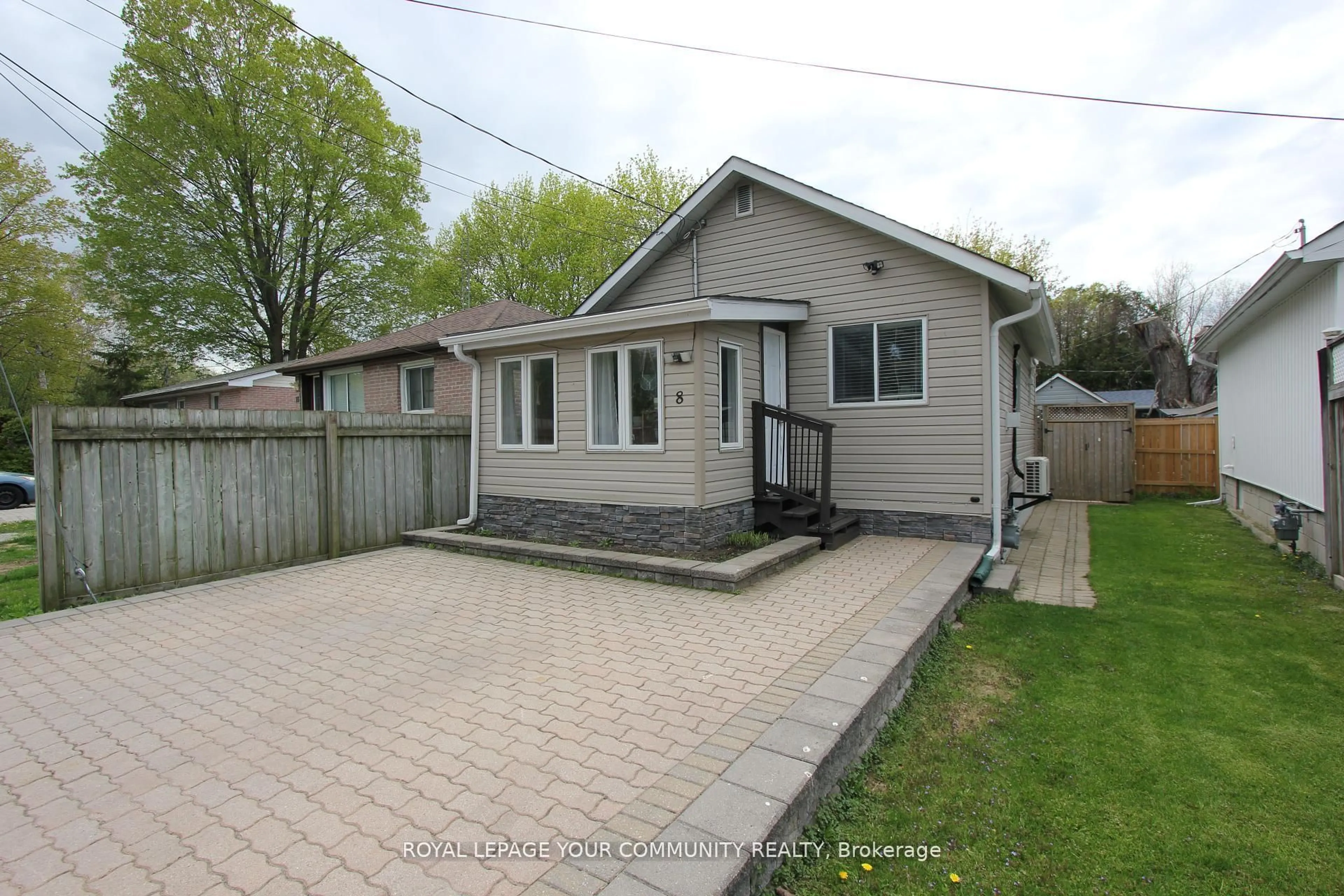 A pic from outside/outdoor area/front of a property/back of a property/a pic from drone, street for 8 Hardwood Dr, Georgina Ontario L0E 1L0