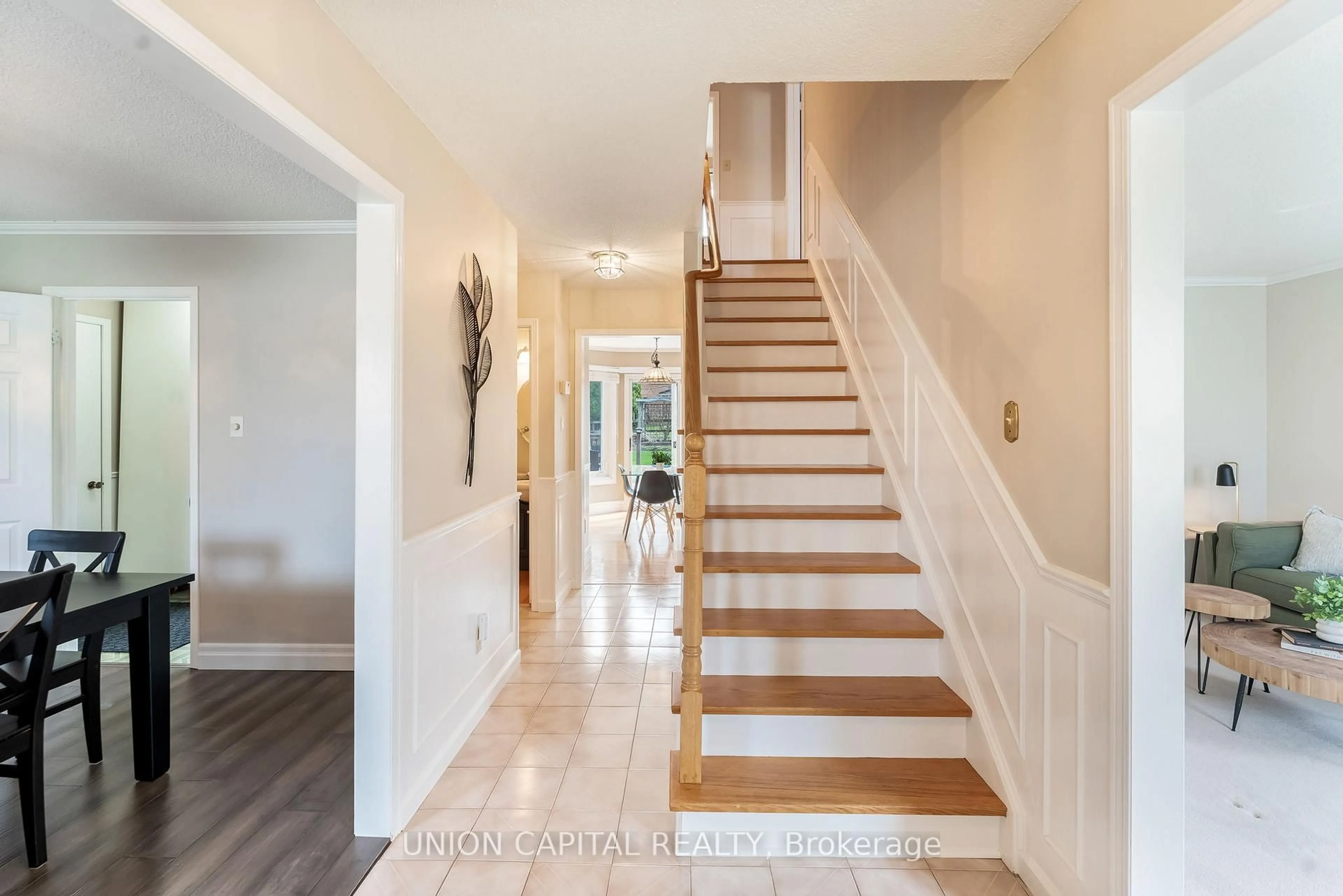 Indoor entryway for 37 Carmody Lane, Uxbridge Ontario L9P 1A5