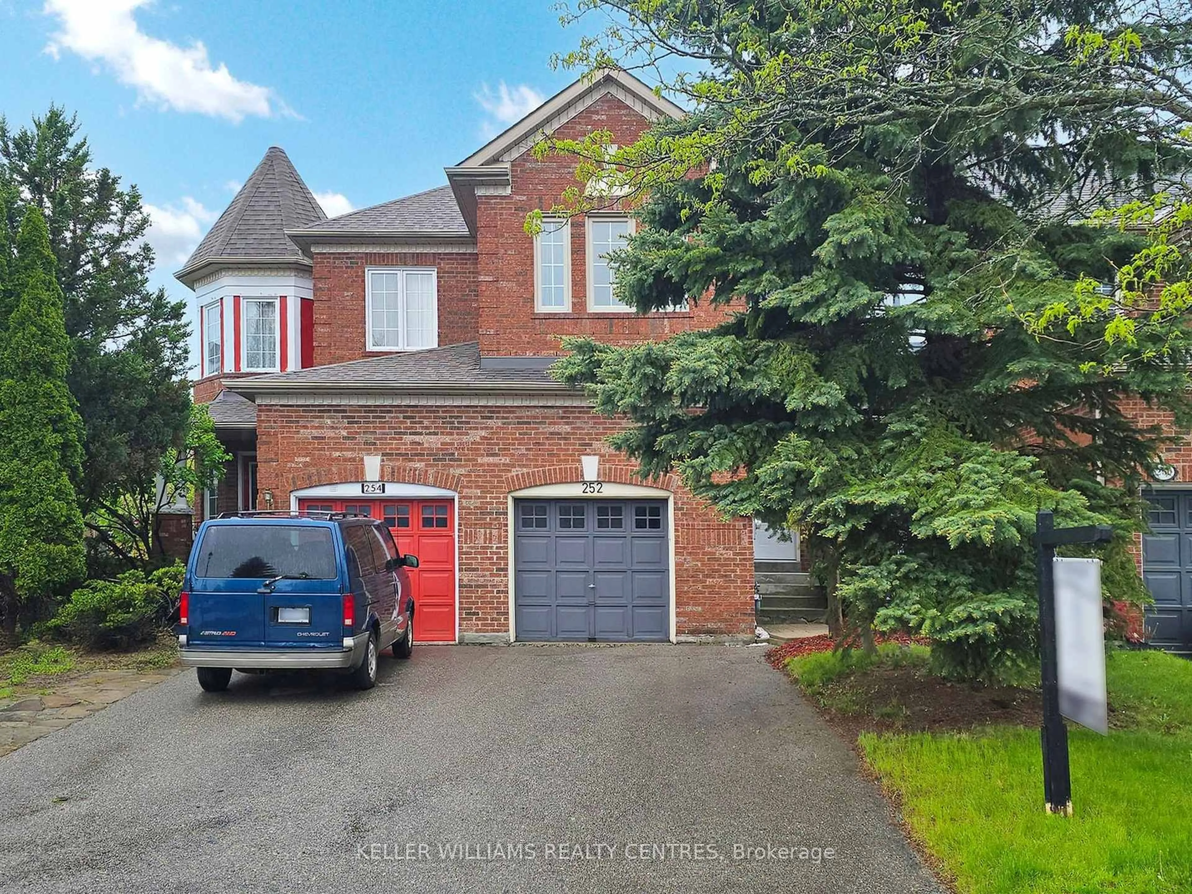 A pic from outside/outdoor area/front of a property/back of a property/a pic from drone, street for 252 Denise Circ, Newmarket Ontario L3X 2J9