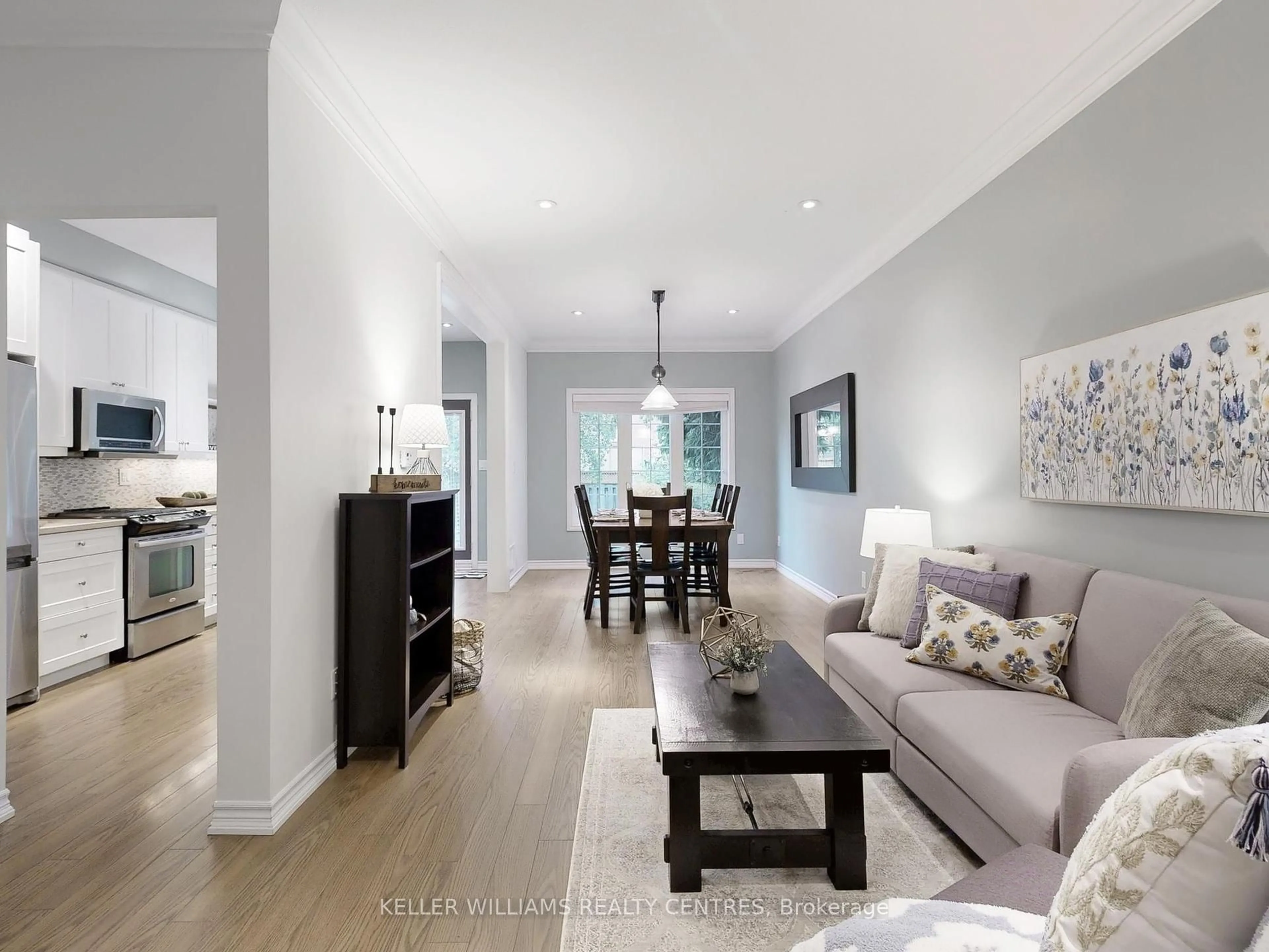 Living room with furniture, unknown for 252 Denise Circ, Newmarket Ontario L3X 2J9