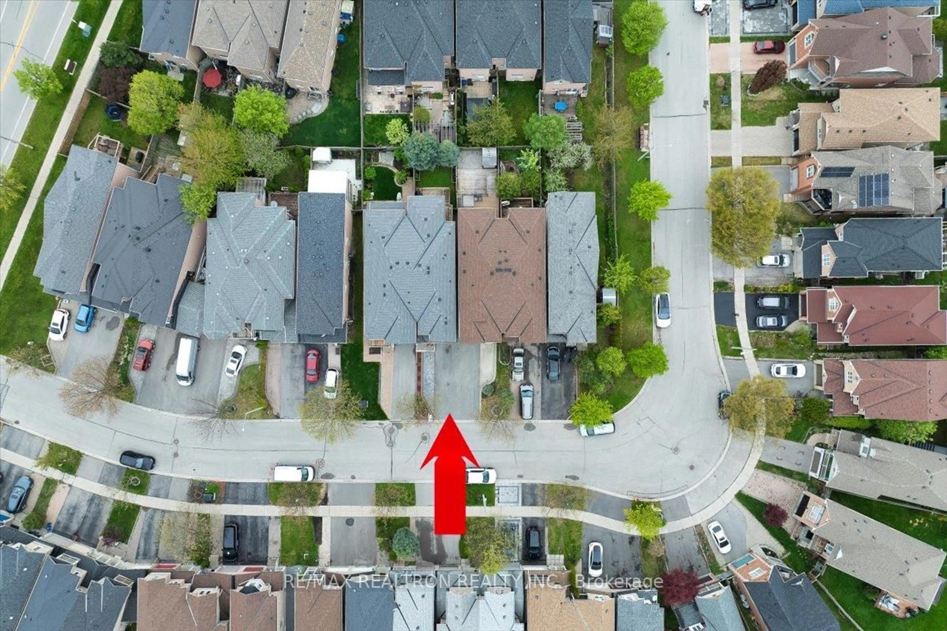A pic from outside/outdoor area/front of a property/back of a property/a pic from drone, street for 63 Carousel Cres, Richmond Hill Ontario L4E 3X6