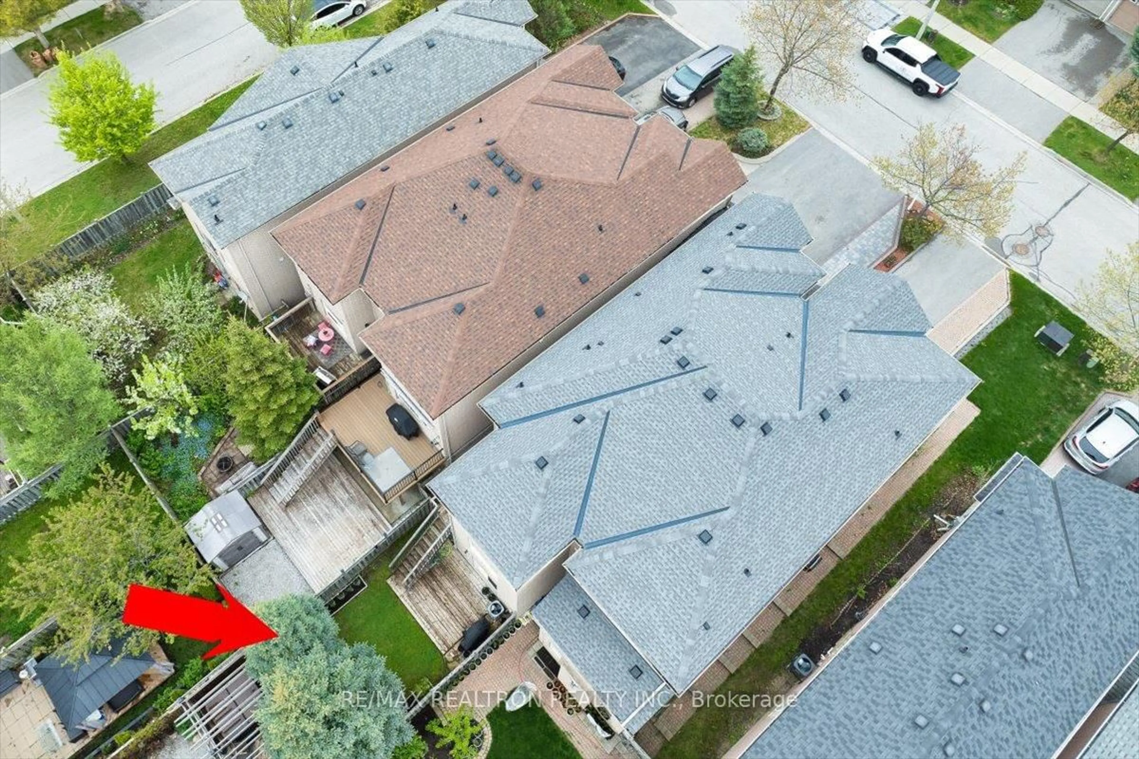 A pic from outside/outdoor area/front of a property/back of a property/a pic from drone, street for 63 Carousel Cres, Richmond Hill Ontario L4E 3X6