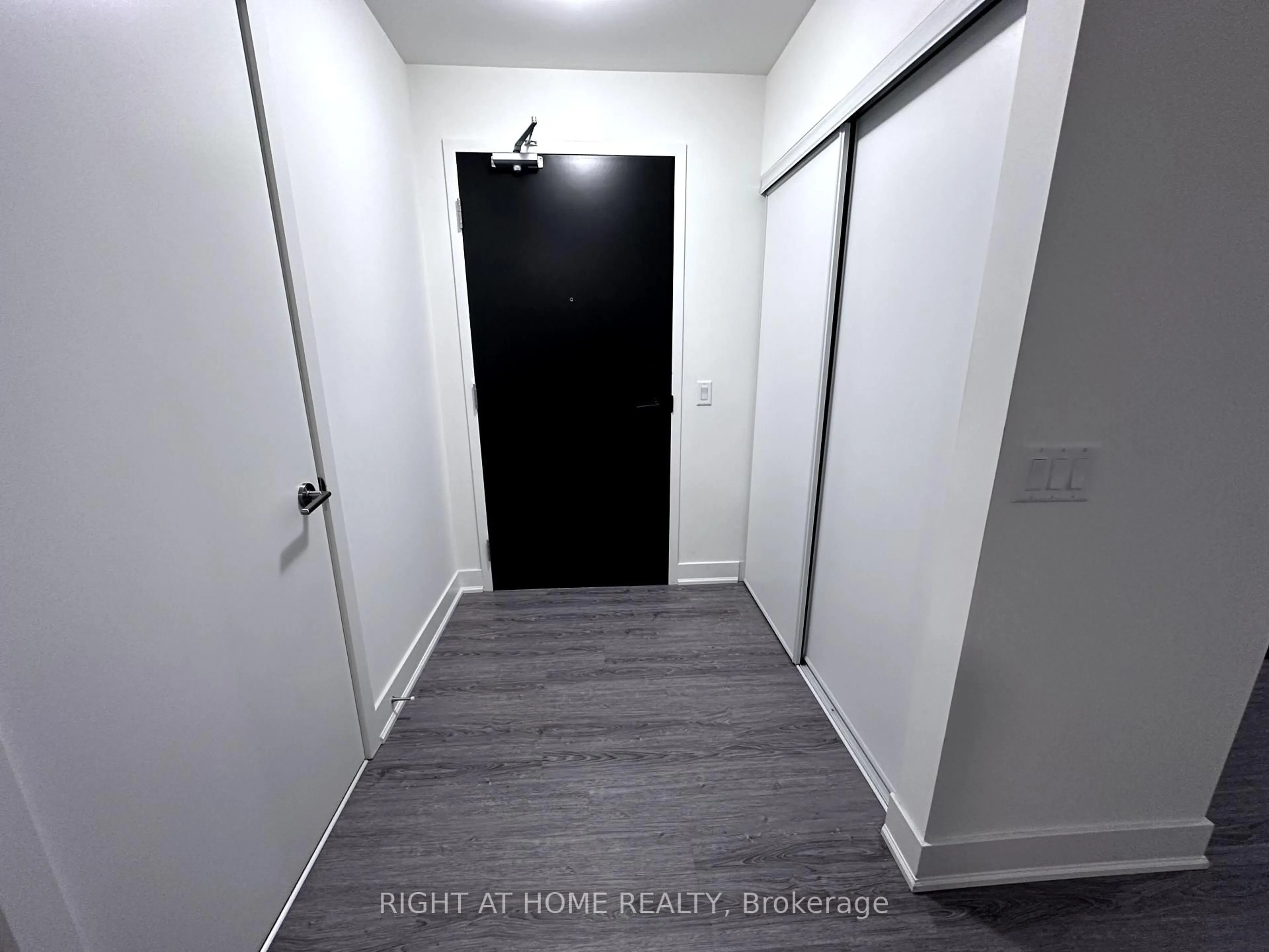 A pic of a room for 185 Deerfield Rd #422, Newmarket Ontario L3Y 0G7