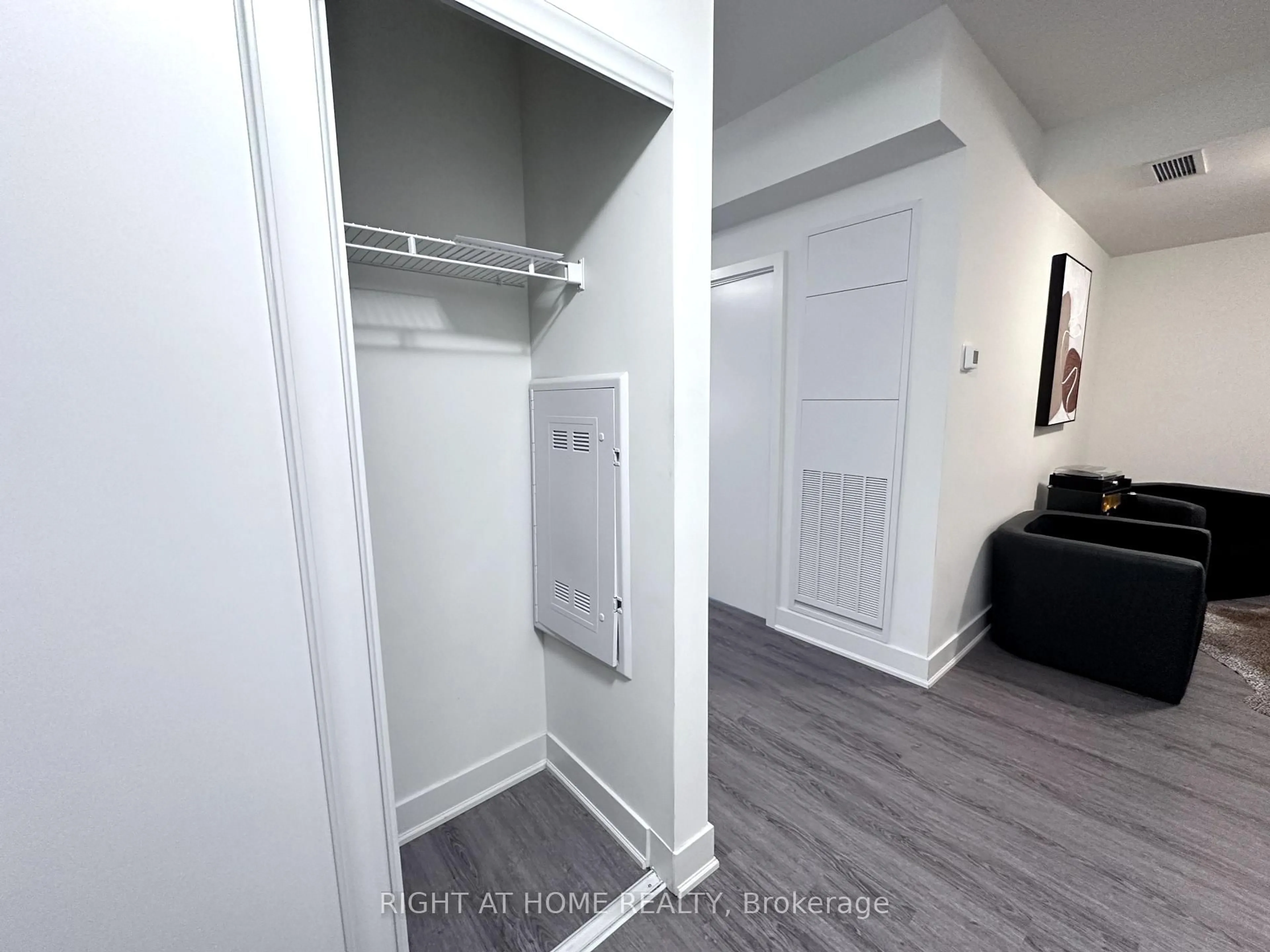 A pic of a room for 185 Deerfield Rd #422, Newmarket Ontario L3Y 0G7