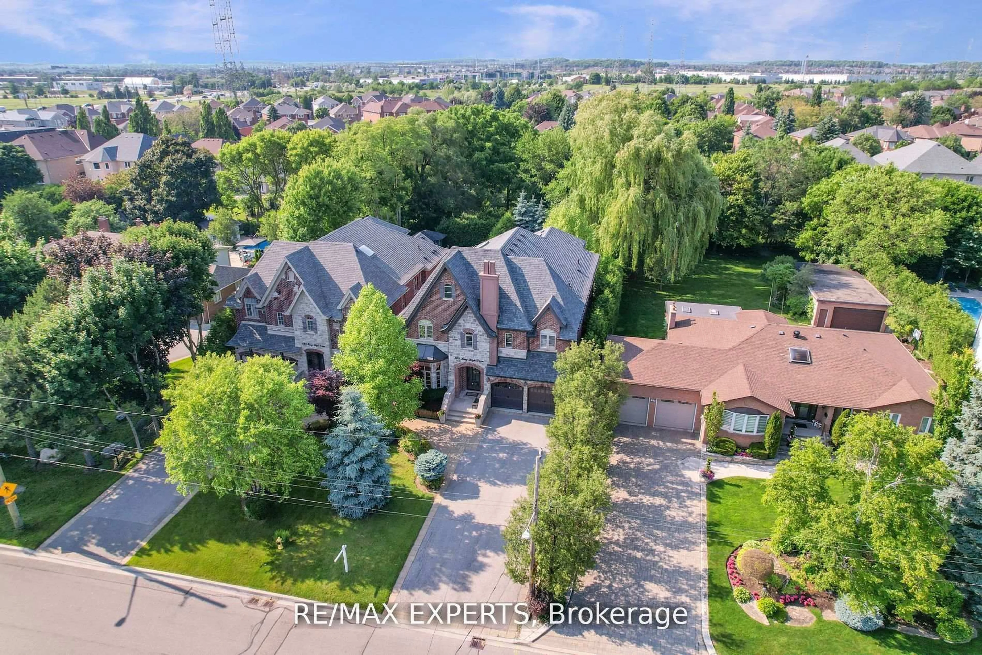 A pic from outside/outdoor area/front of a property/back of a property/a pic from drone, street for 188 King High Dr, Vaughan Ontario L4J 3N5