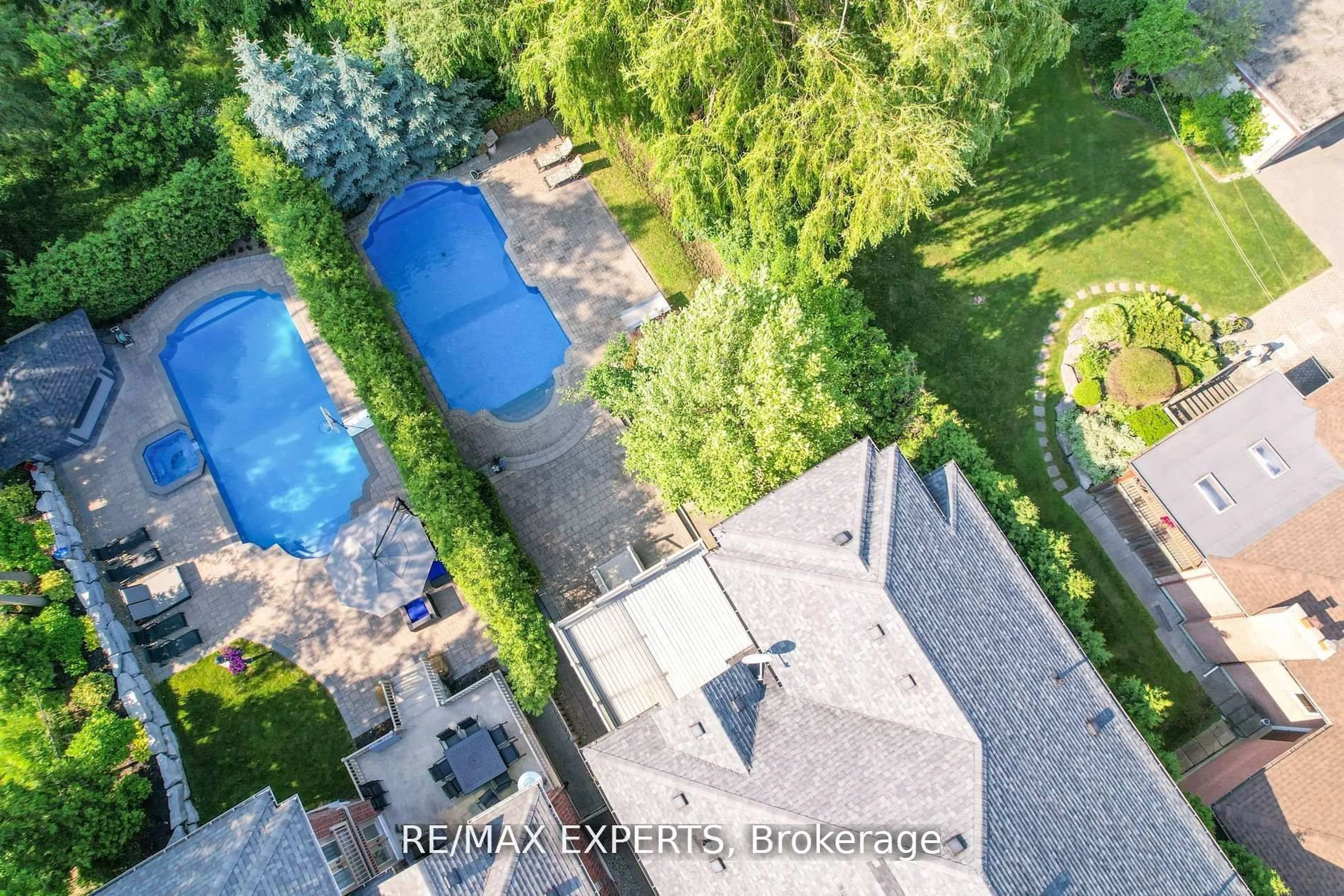 A pic from outside/outdoor area/front of a property/back of a property/a pic from drone, unknown for 188 King High Dr, Vaughan Ontario L4J 3N5