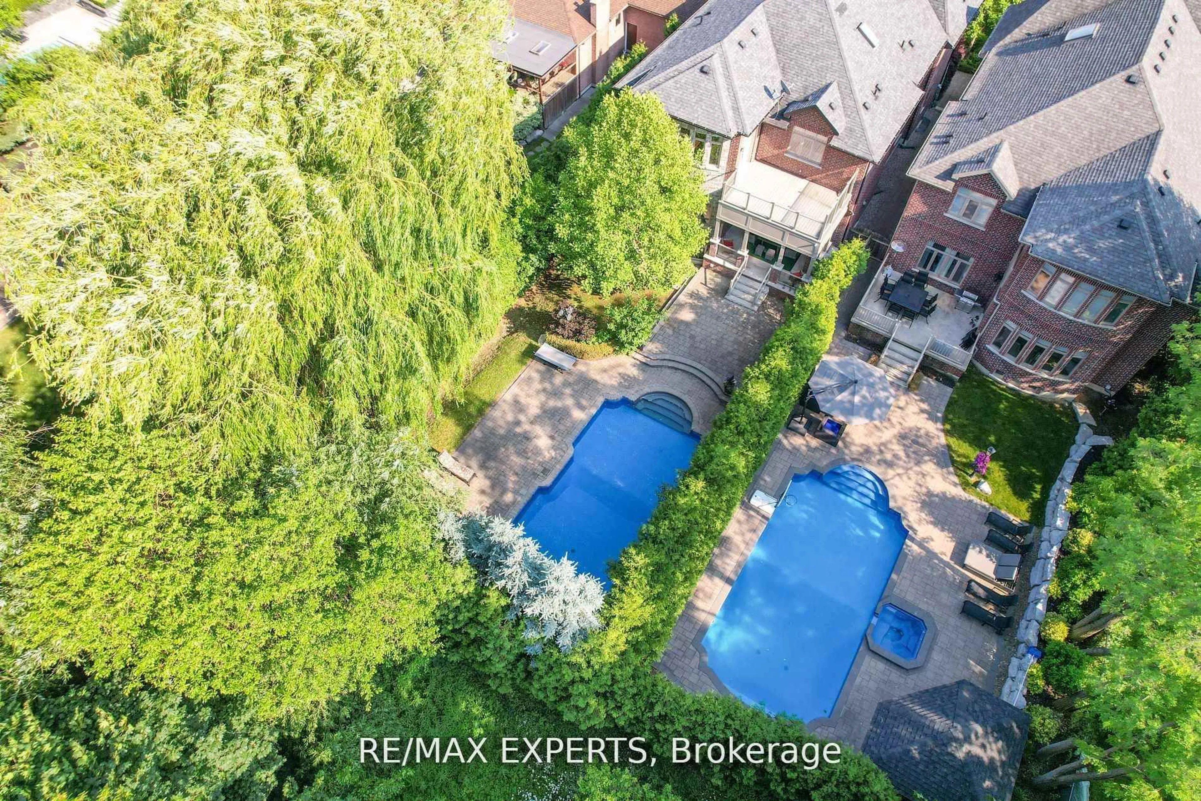 A pic from outside/outdoor area/front of a property/back of a property/a pic from drone, street for 188 King High Dr, Vaughan Ontario L4J 3N5