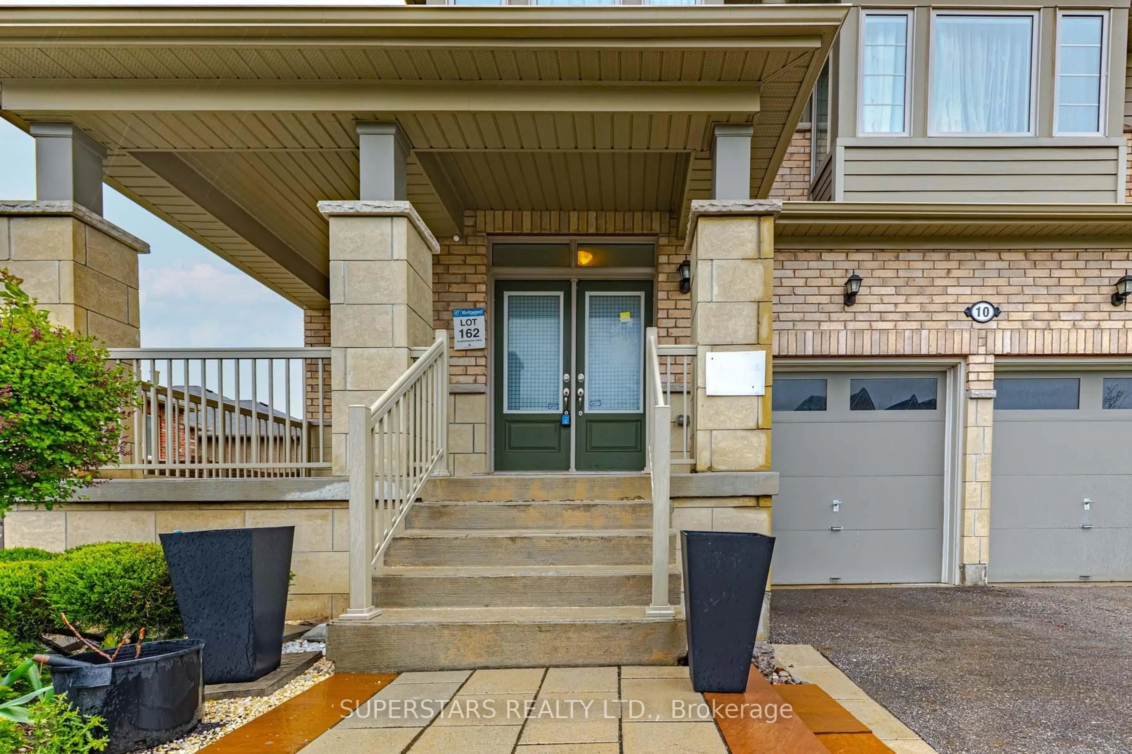Indoor entryway for 10 Deepwood Cres, East Gwillimbury Ontario L9N 0P8