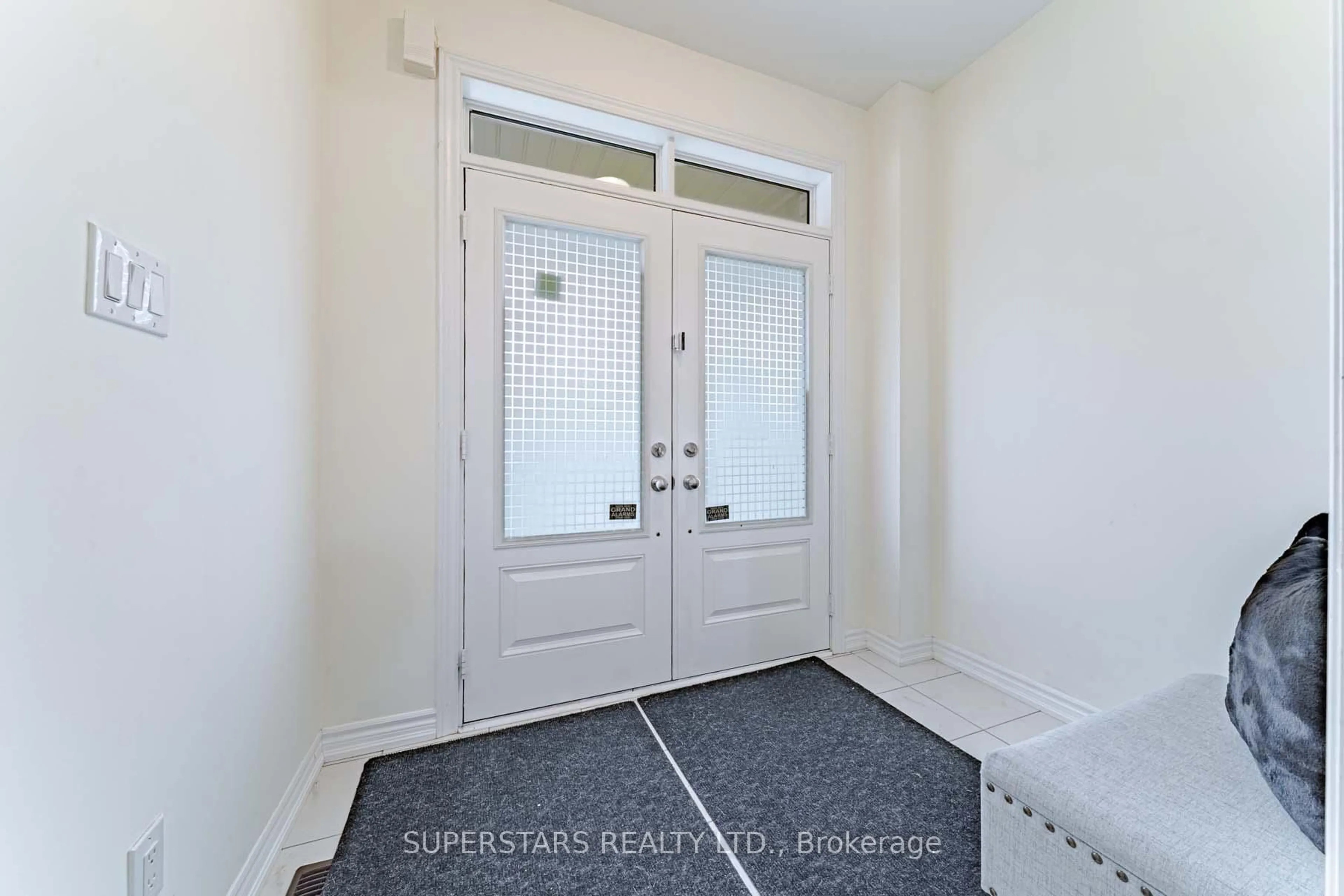 Indoor entryway for 10 Deepwood Cres, East Gwillimbury Ontario L9N 0P8