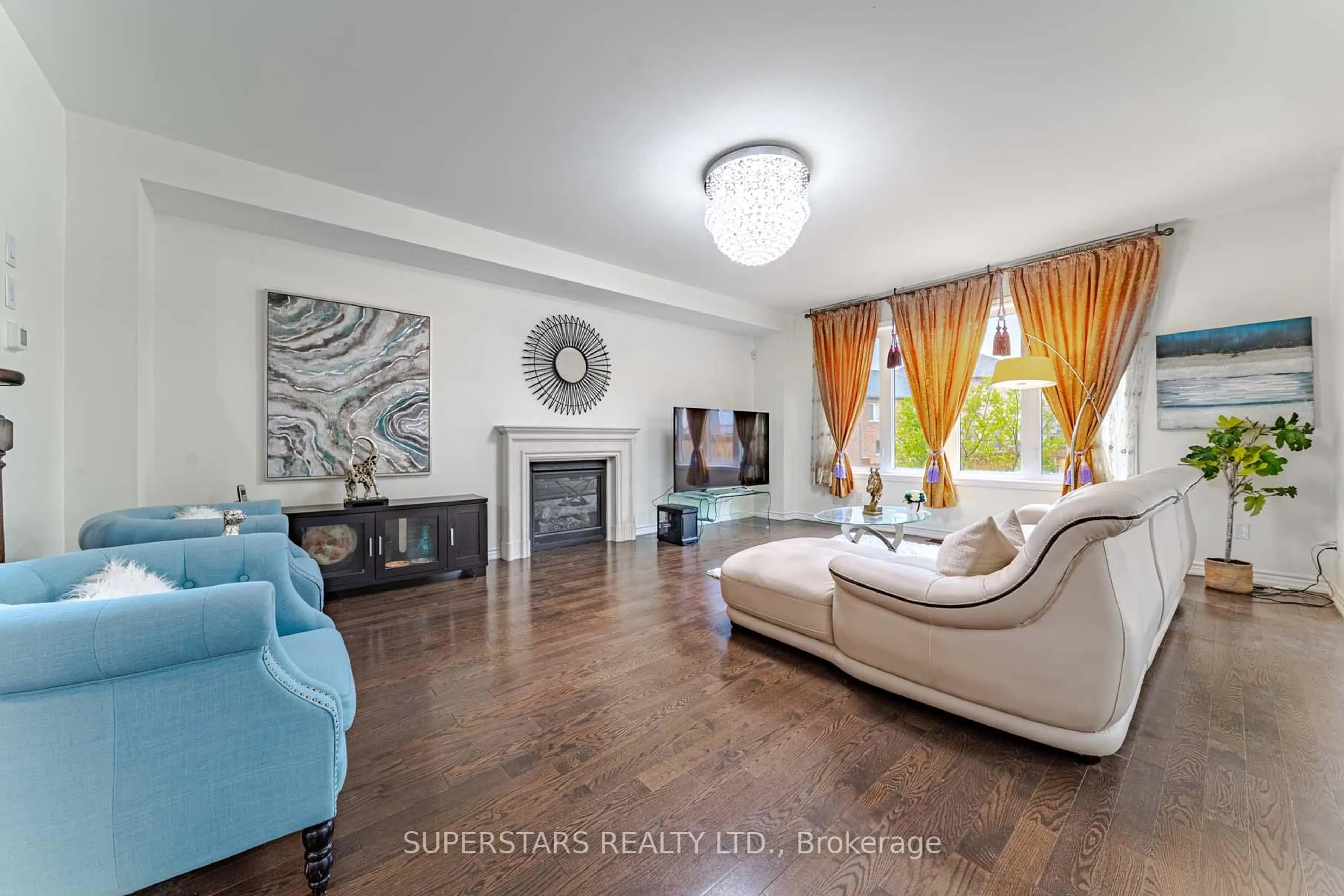 Living room with furniture, unknown for 10 Deepwood Cres, East Gwillimbury Ontario L9N 0P8