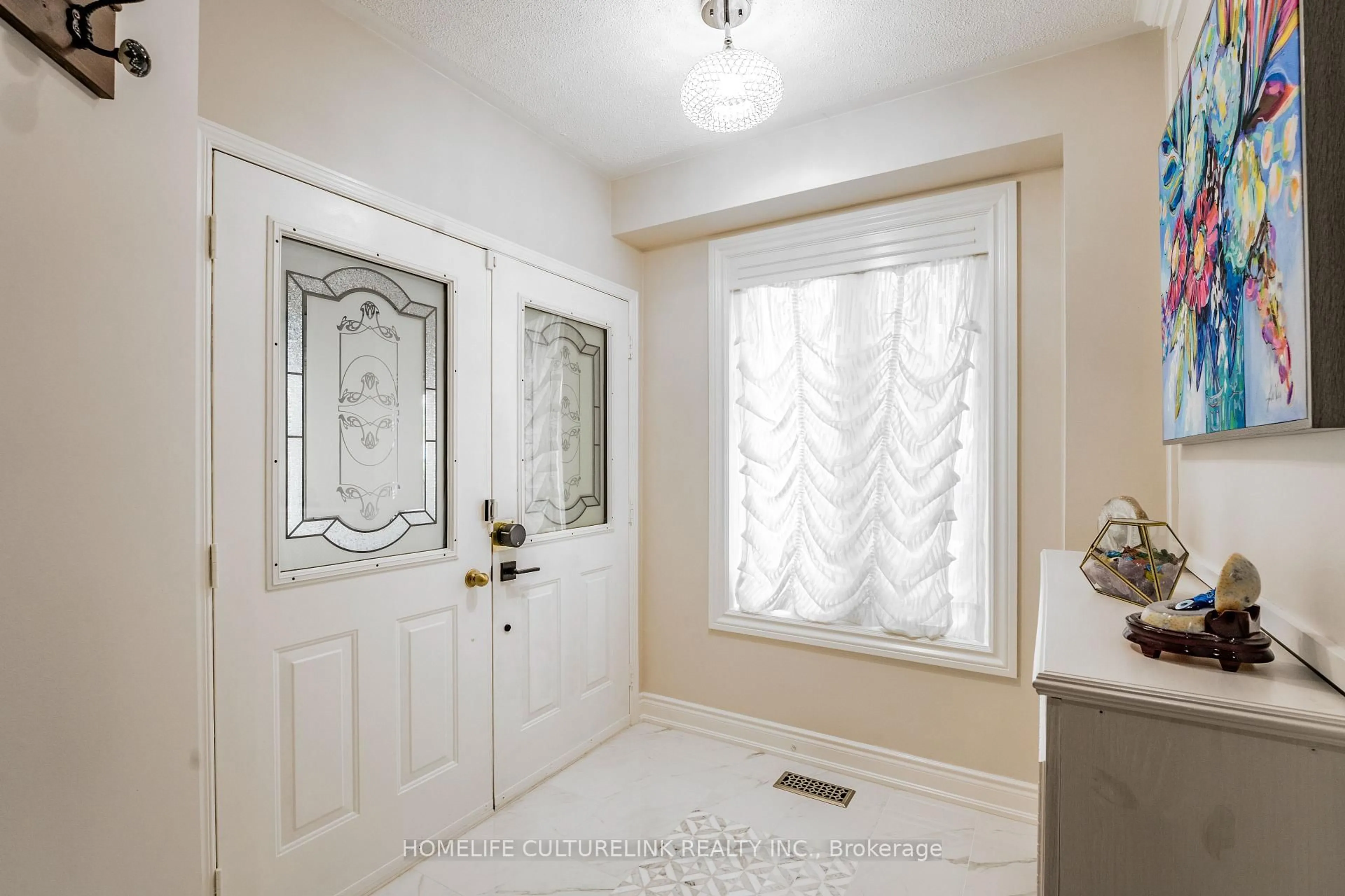 Indoor entryway for 116 Sherwood Park Dr, Vaughan Ontario L4K 4X6