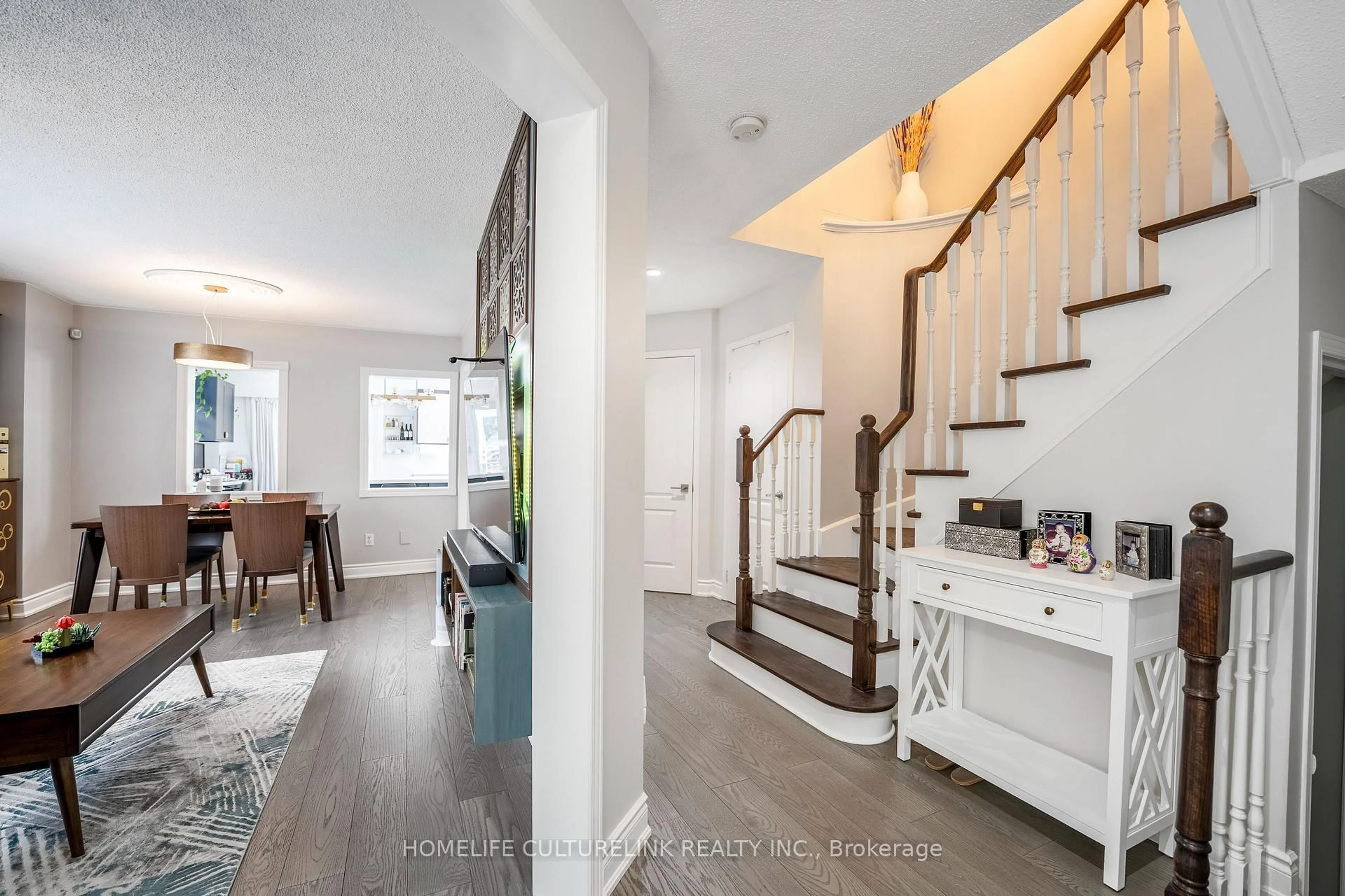 Indoor entryway for 116 Sherwood Park Dr, Vaughan Ontario L4K 4X6