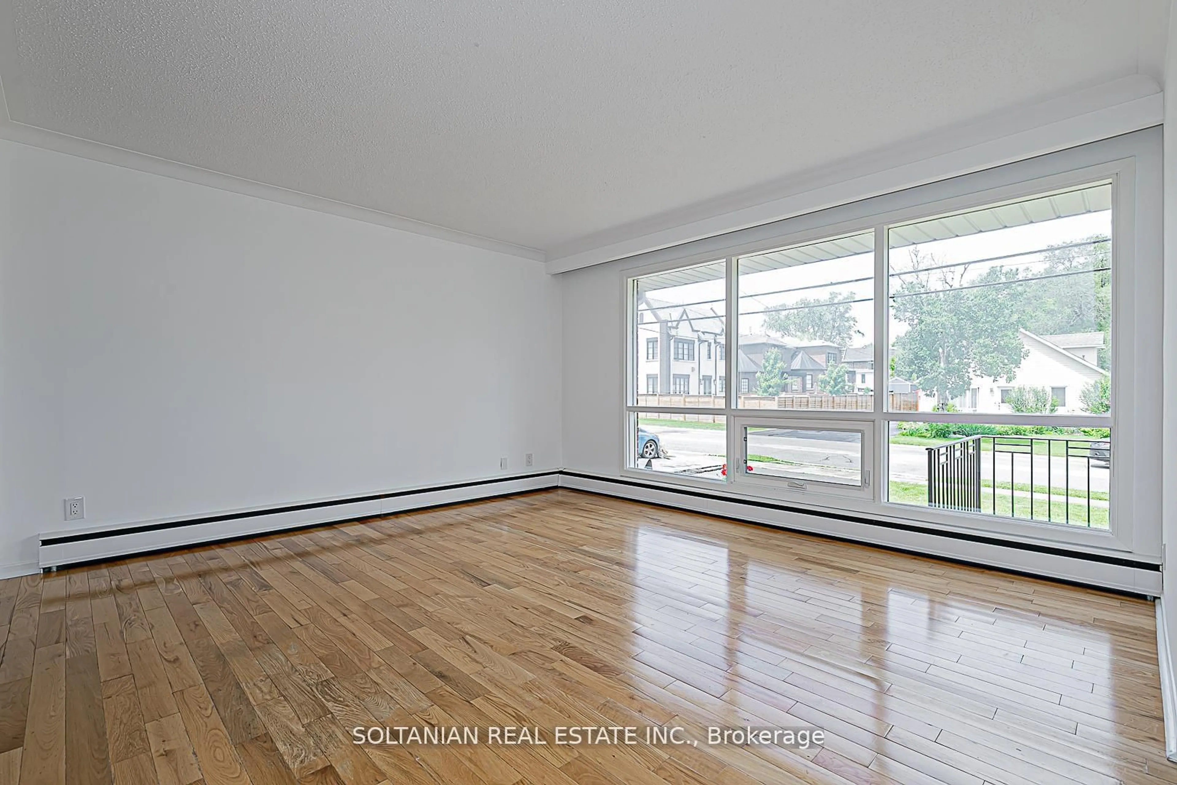 A pic of a room for 130 Palmer Ave, Richmond Hill Ontario L4C 1N8
