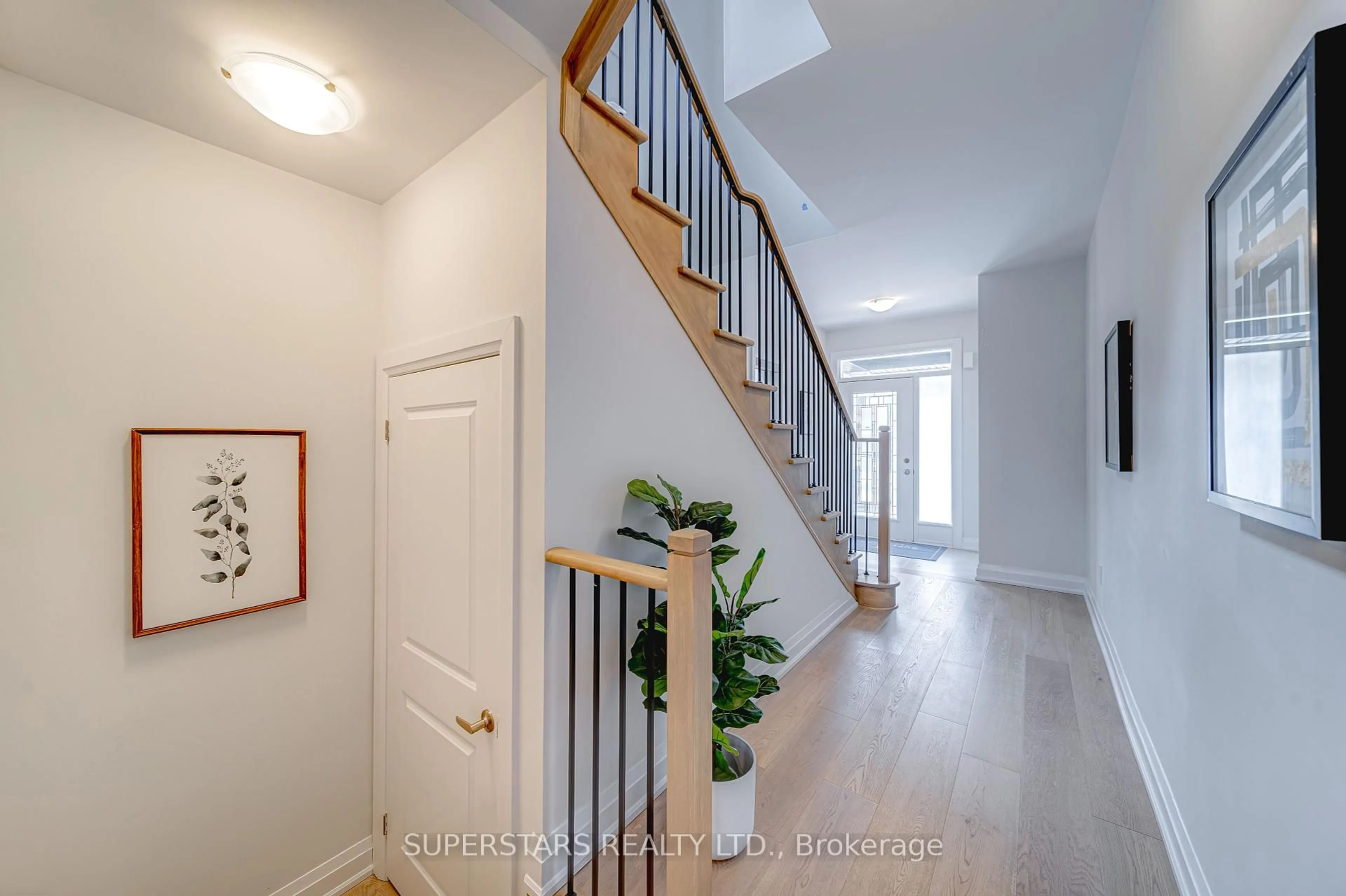 Indoor entryway for 138 Seguin St, Richmond Hill Ontario L4E 1N2
