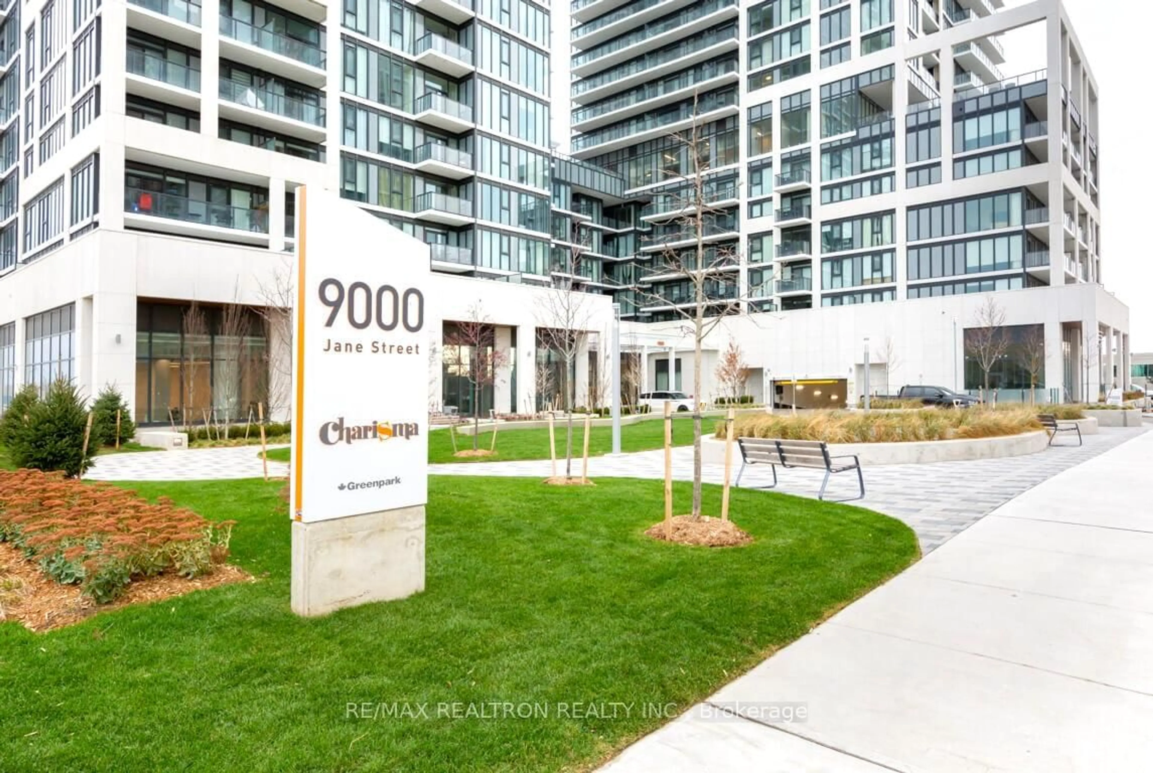 Indoor foyer for 9000 Jane St #620, Vaughan Ontario L4K 0M6