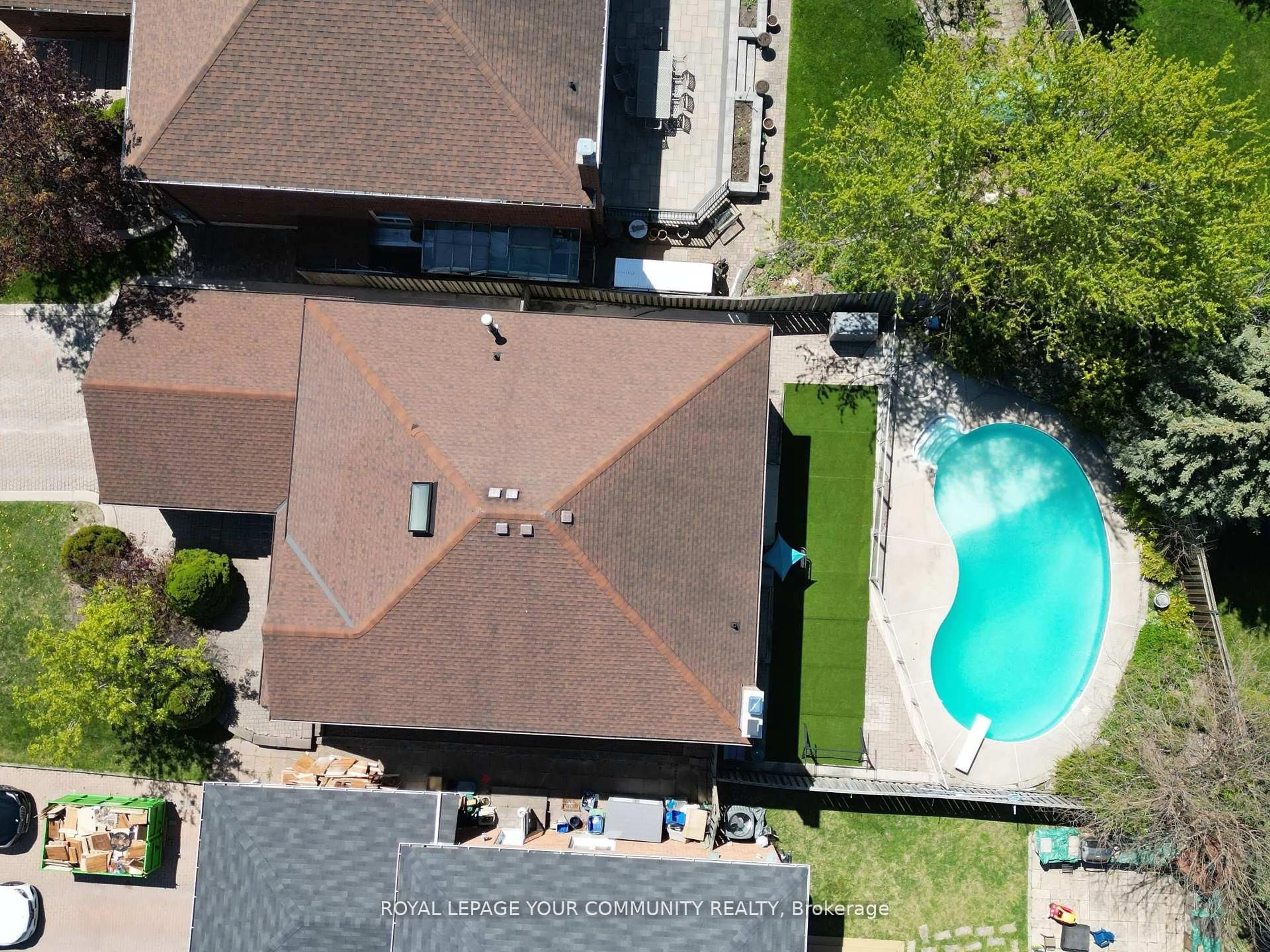 A pic from outside/outdoor area/front of a property/back of a property/a pic from drone, street for 34 Beasley Dr, Richmond Hill Ontario L4C 7Z5