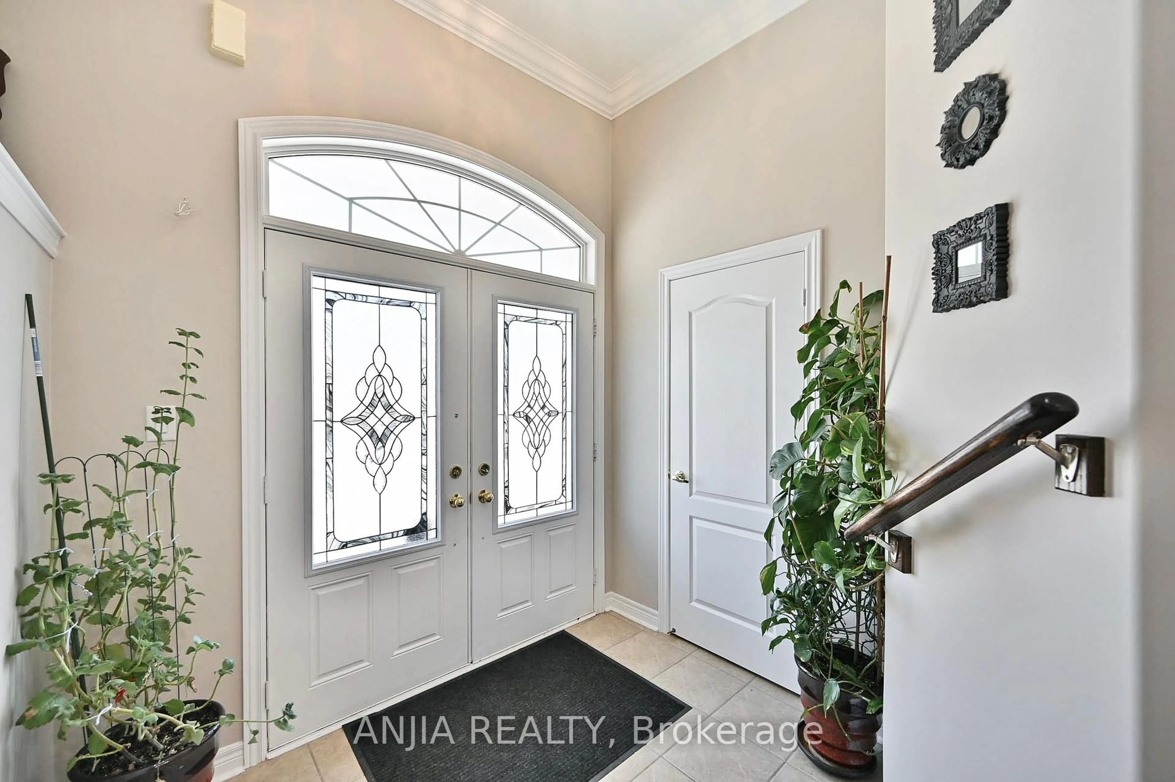 Indoor entryway for 42 Grayleaf Dr, Whitchurch-Stouffville Ontario L4A 1S8