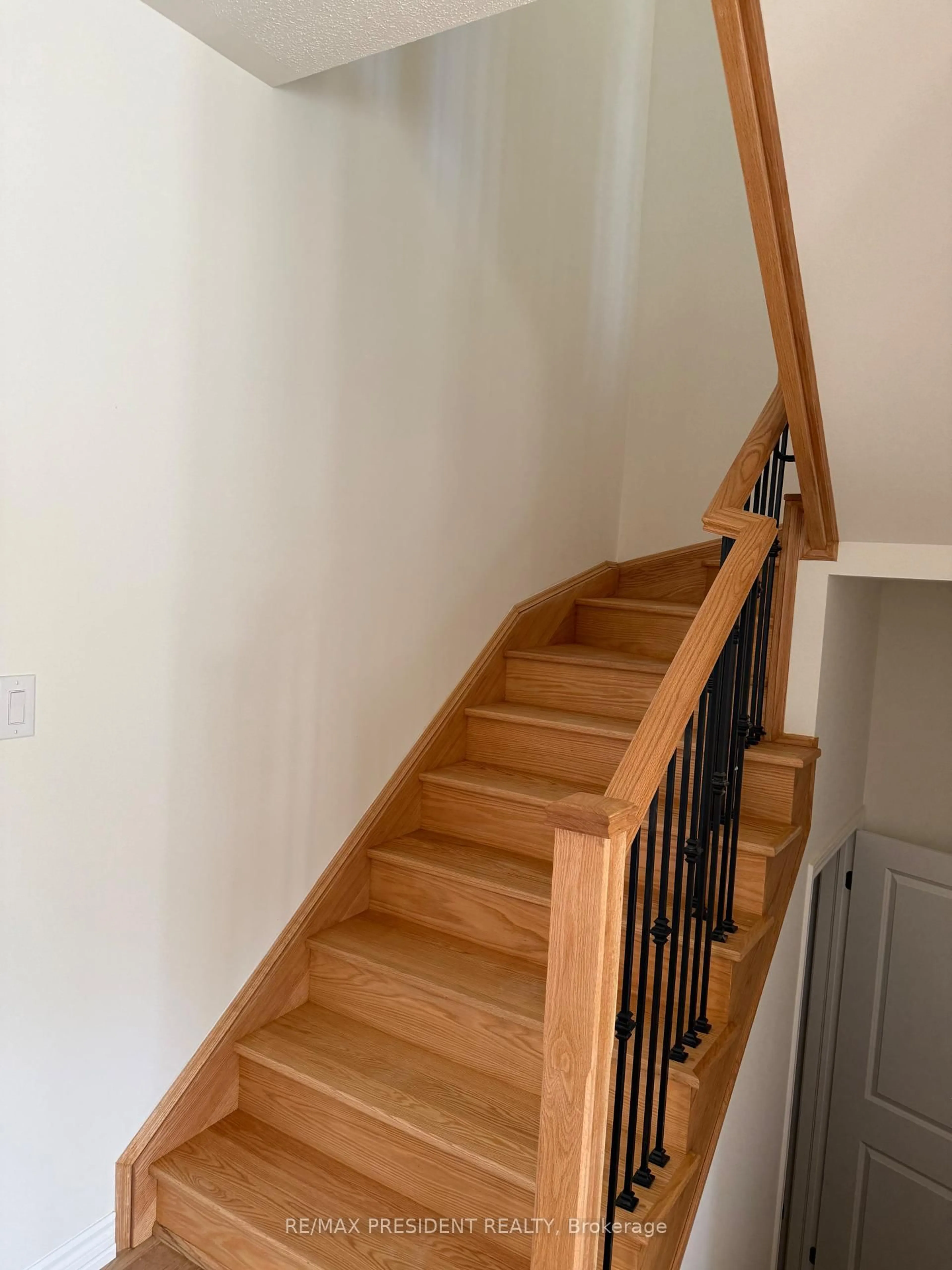 Stairs for 71 Lawrence D. Pridham Ave, New Tecumseth Ontario L9R 0X4
