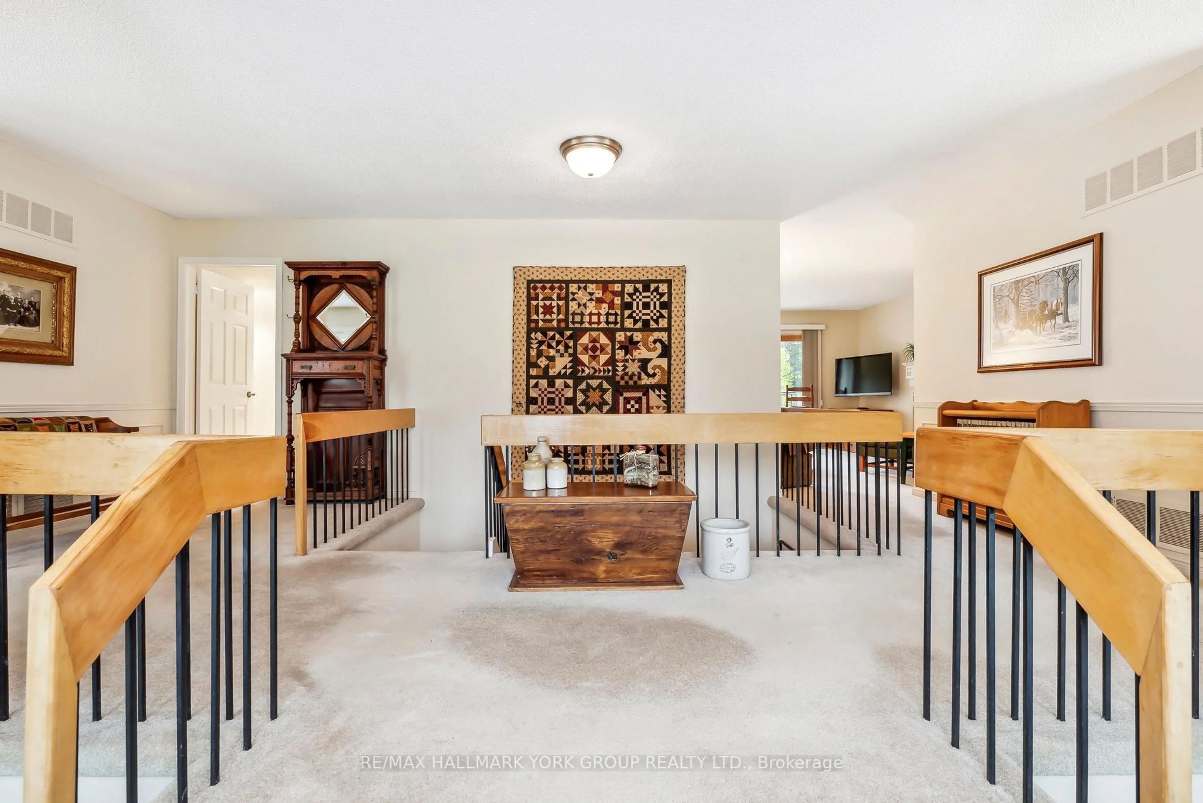 Indoor foyer for 1 Kingscross Dr, King Ontario L7B 1E5