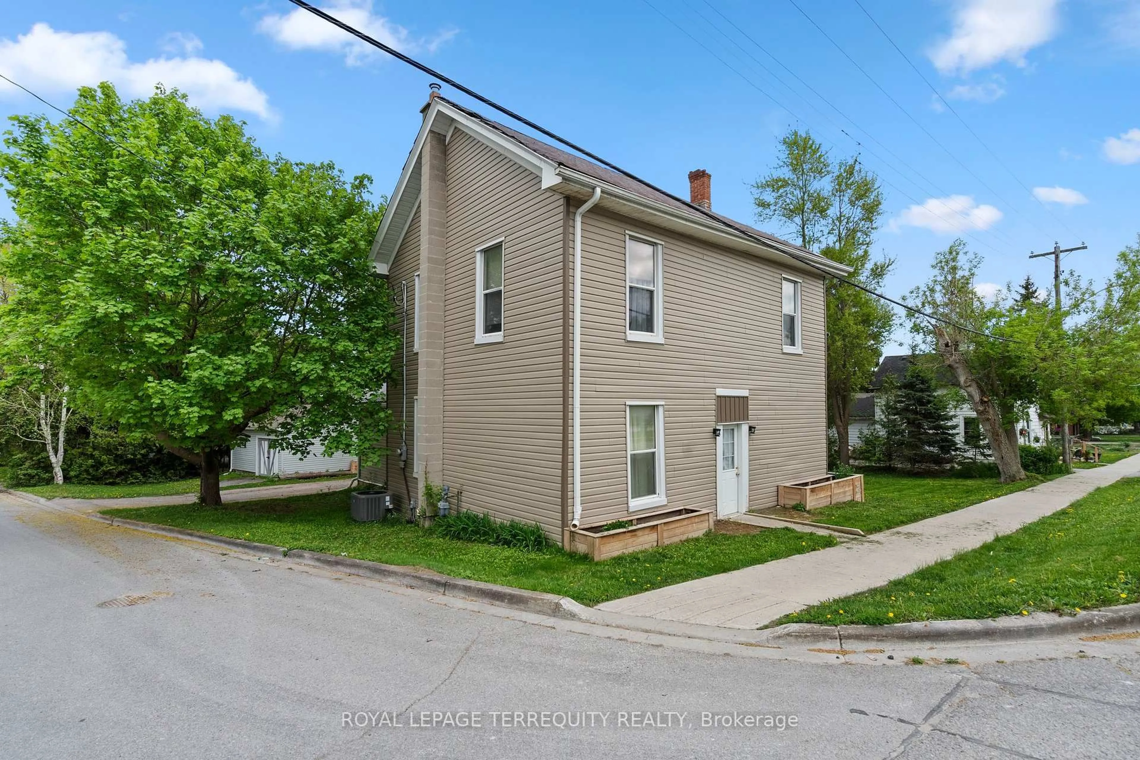 A pic from outside/outdoor area/front of a property/back of a property/a pic from drone, street for 21 Albert St, Brock Ontario L0C 1H0