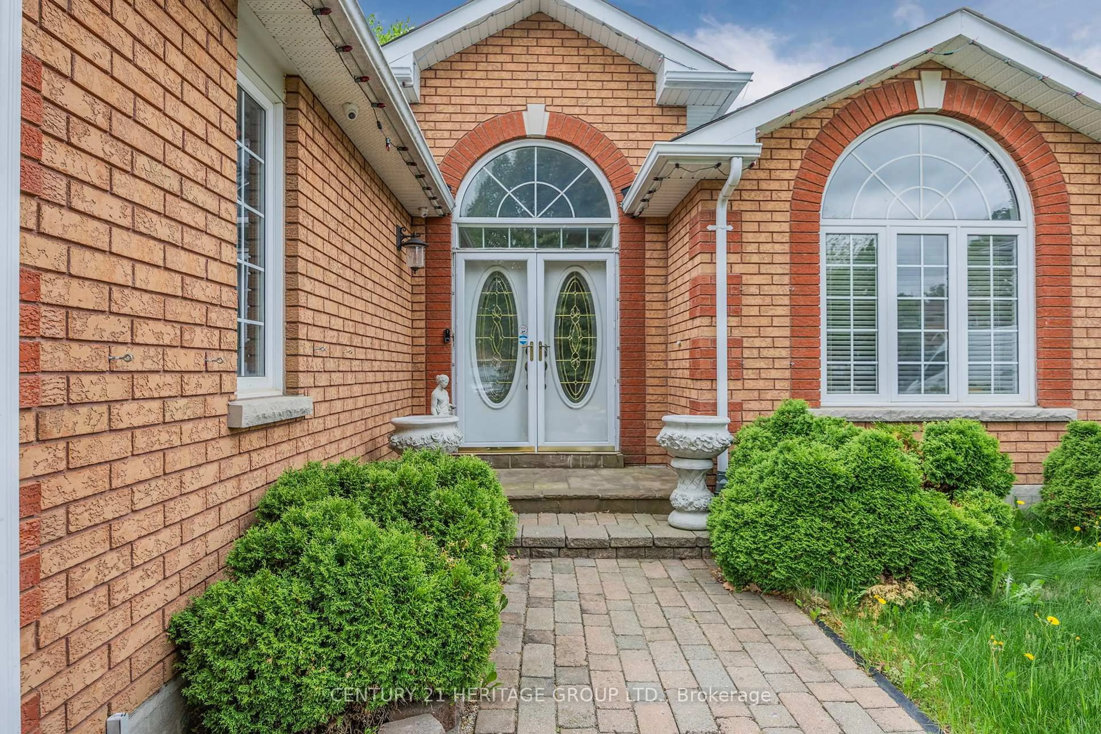 Home with brick exterior material, street for 49 Prince Dr, Bradford West Gwillimbury Ontario L3Z 3B6