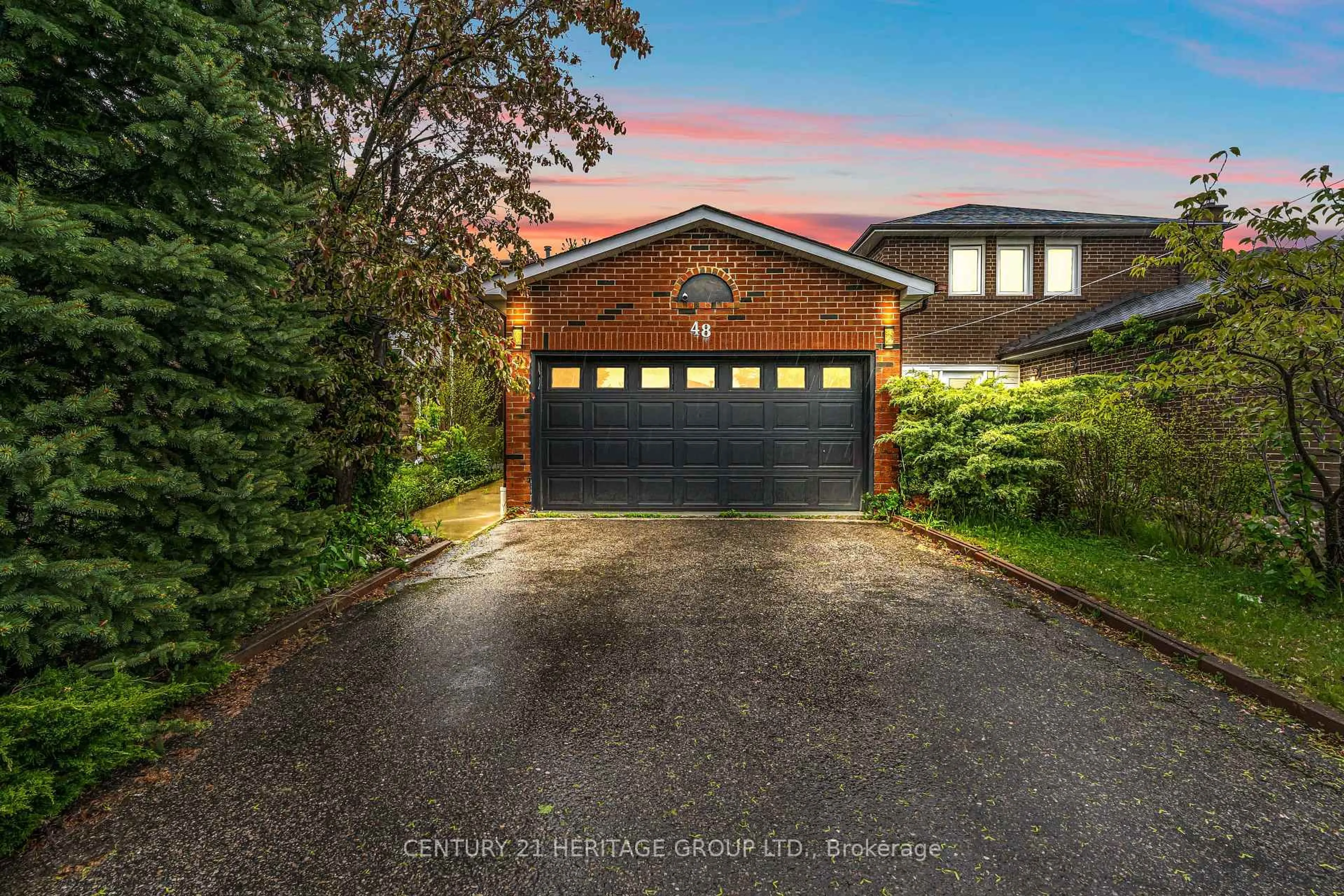 A pic from outside/outdoor area/front of a property/back of a property/a pic from drone, street for 48 Gray Cres, Richmond Hill Ontario L4C 5V5